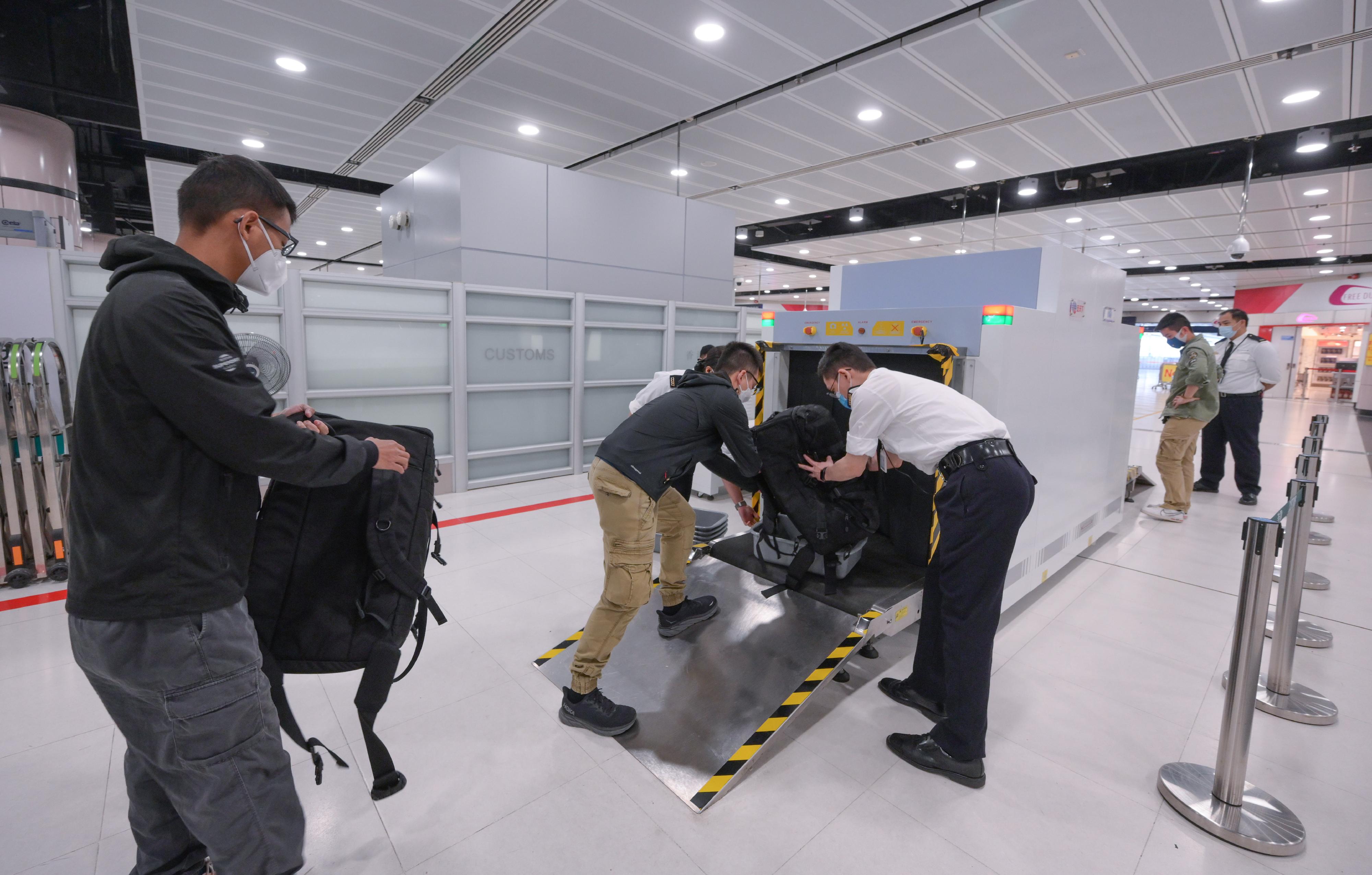 The Security Bureau led the disciplined services to conduct drills at Man Kam To Control Point, Lok Ma Chau Spur Line/Futian Control Point and Shenzhen Bay Control Point today (January 5) to ensure smooth operation of the control points at the beginning of the resumption of normal travel with the Mainland. Photo shows personnel of the Hong Kong Customs and simulated travellers taking part in the drill at Lok Ma Chau Spur Line/Futian Control Point.