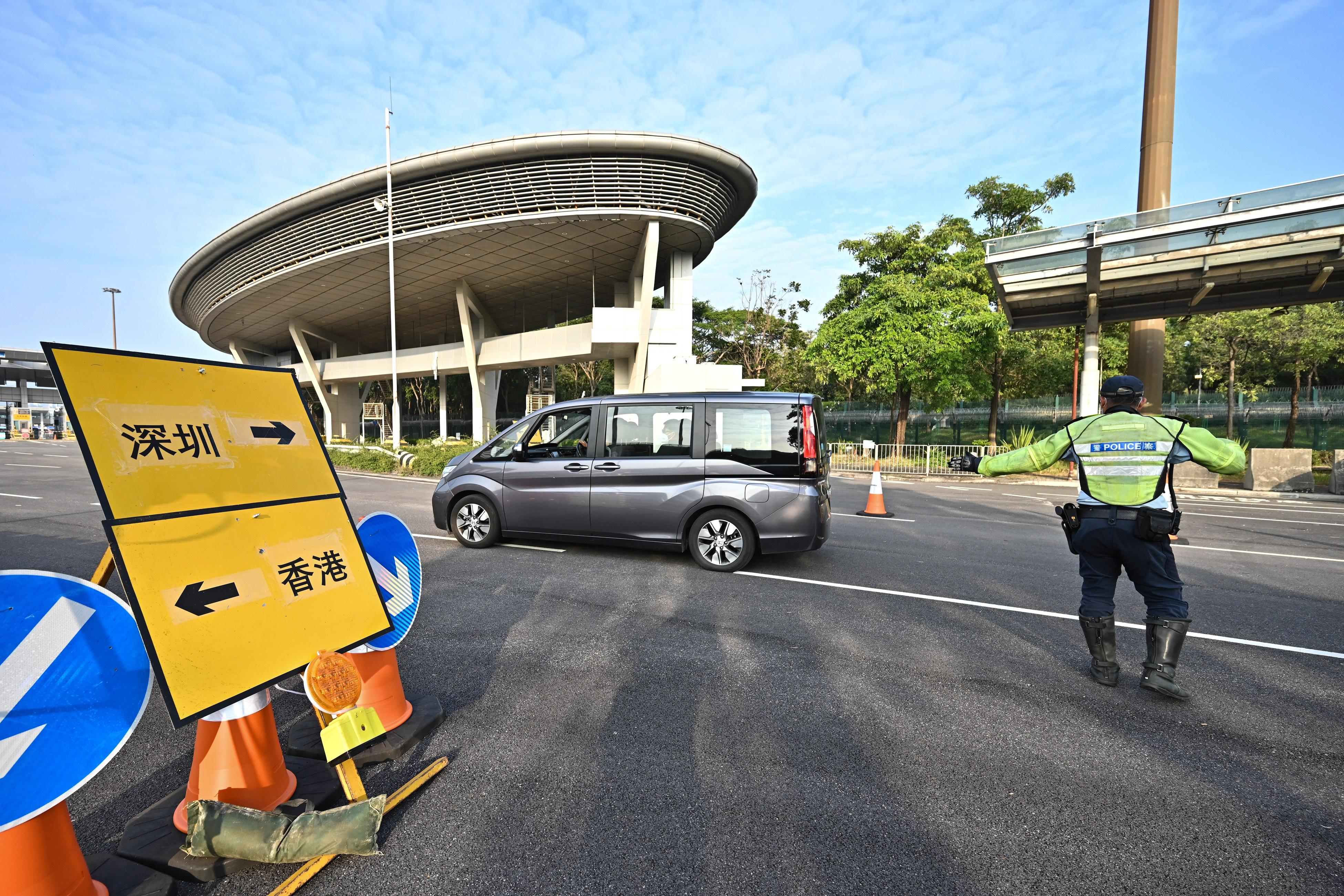 The Security Bureau led the disciplined services to conduct drills at Man Kam To Control Point, Lok Ma Chau Spur Line/Futian Control Point and Shenzhen Bay Control Point today (January 5) to ensure smooth operation of the control points at the beginning of the resumption of normal travel with the Mainland. Photo shows personnel of the Hong Kong Police Force and simulated travellers taking part in the drill at Shenzhen Bay Control Point.