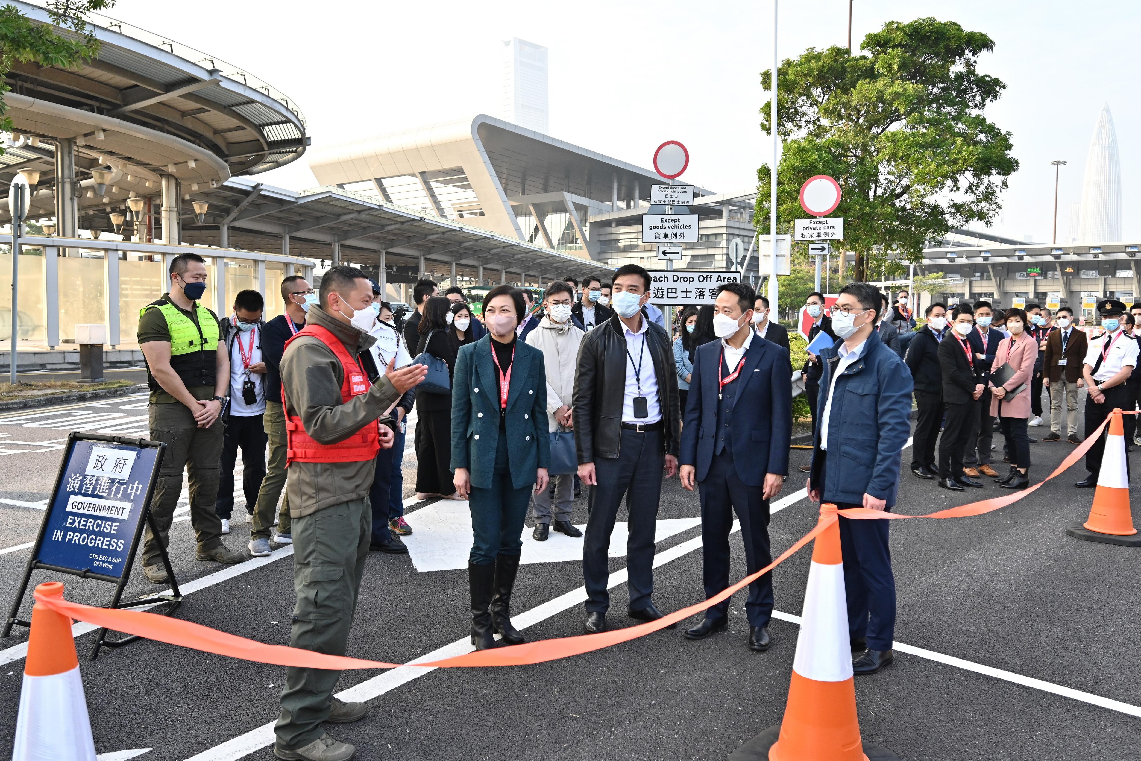 The Security Bureau led the disciplined services to conduct drills at Man Kam To Control Point, Lok Ma Chau Spur Line/Futian Control Point and Shenzhen Bay Control Point today (January 5) to ensure smooth operation of the control points at the beginning of the resumption of normal travel with the Mainland. Photo shows the Superintendent (Counter Terrorism and Internal Security Division) (Major Incidents Bureau), Mr Tsang Ting-pan (first left), the Assistant Commissioner of Customs and Excise (Boundary and Ports), Ms Ida Ng (second left), the Assistant Commissioner of Police (Operations), Mr Lui Kam-ho (centre), the Deputy Commissioner of Customs and Excise (Control and Enforcement), Mr Chan Tsz-tat (second right) and the Assistant Director (Control) of the Immigration Department, Mr Choi Chi-yuen (first right) visiting Shenzhen Bay Control Point to observe the conduct of the exercise.