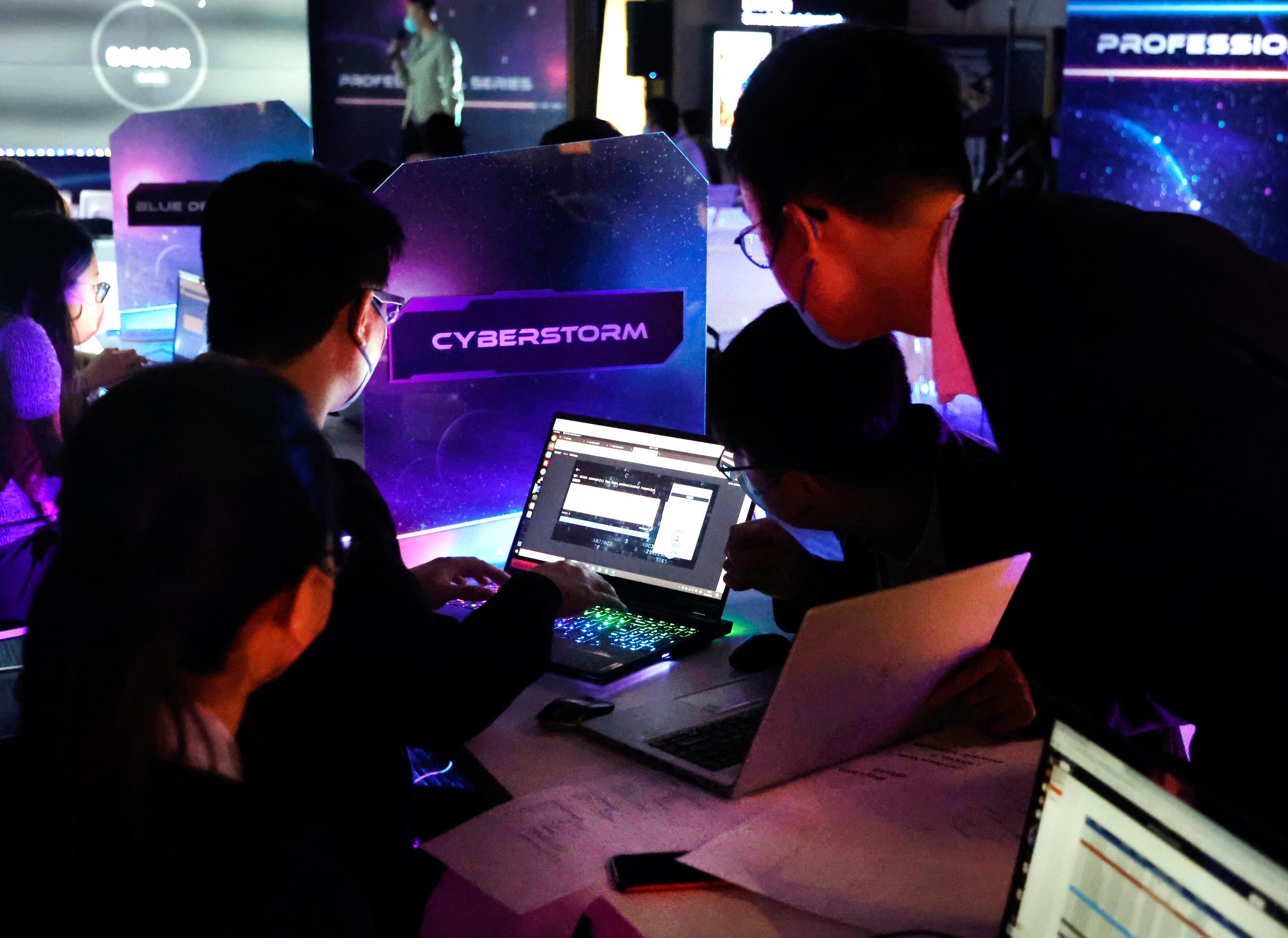 香港警務處網絡安全及科技罪案調查科今日（一月六日）在3香港商業應用方案展覽館DIGIBox舉辦「網絡攻防精英培訓2022/23—專業系列」培訓課程。圖示網絡安全從業員進行模擬網絡攻擊應變訓練。
