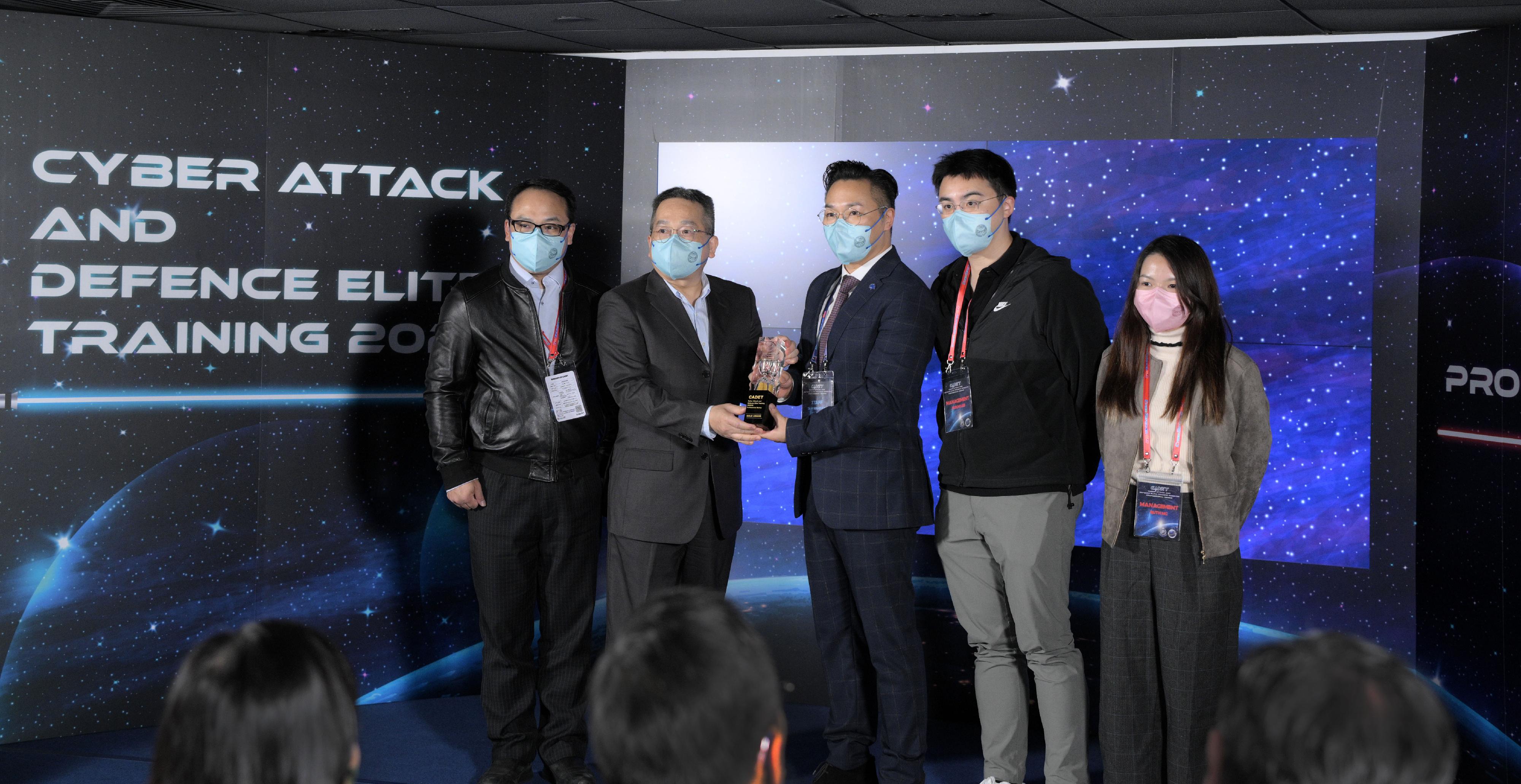 The Cyber Security and Technology Crime Bureau (CSTCB) of the Hong Kong Police Force held the "Cyber Attack and Defence Elite Training (CADET) 2022/23 – Professional Series" training course at the business solution hub DIGIBox of 3 Hong Kong today (January 6). Photo shows Superintendent of CSTCB, Mr Wilson Tam (center), presenting award to the champion of the contest.
