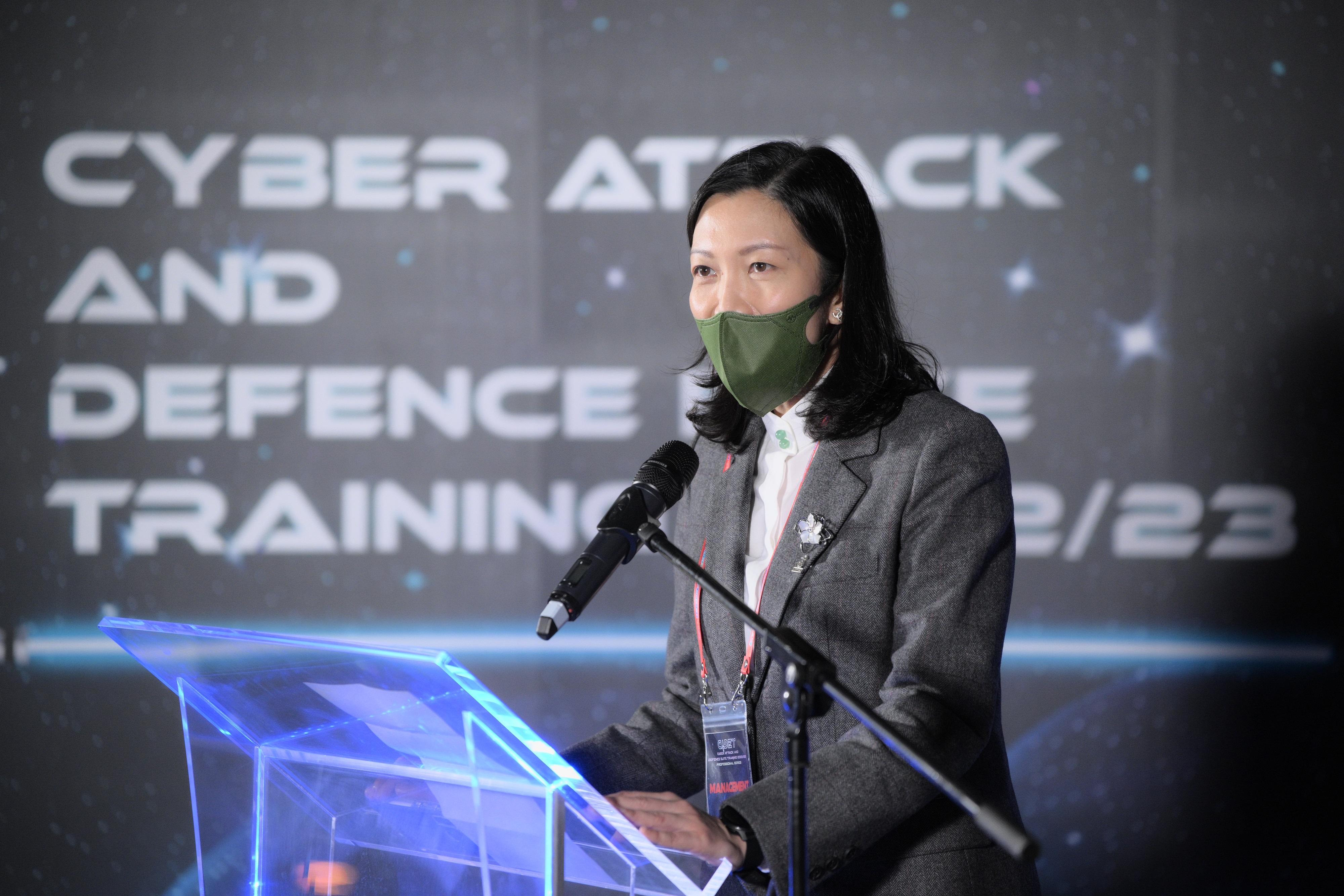 The Cyber Security and Technology Crime Bureau (CSTCB) of the Hong Kong Police Force held the "Cyber Attack and Defence Elite Training (CADET) 2022/23 – Professional Series" training course at the business solution hub DIGIBox of 3 Hong Kong today (January 6). Photo shows the Senior Vice President of Enterprise Market of Hutchison Telecommunications (Hong Kong) Limited, Ms Jess Mak, delivering opening remarks at the event.
