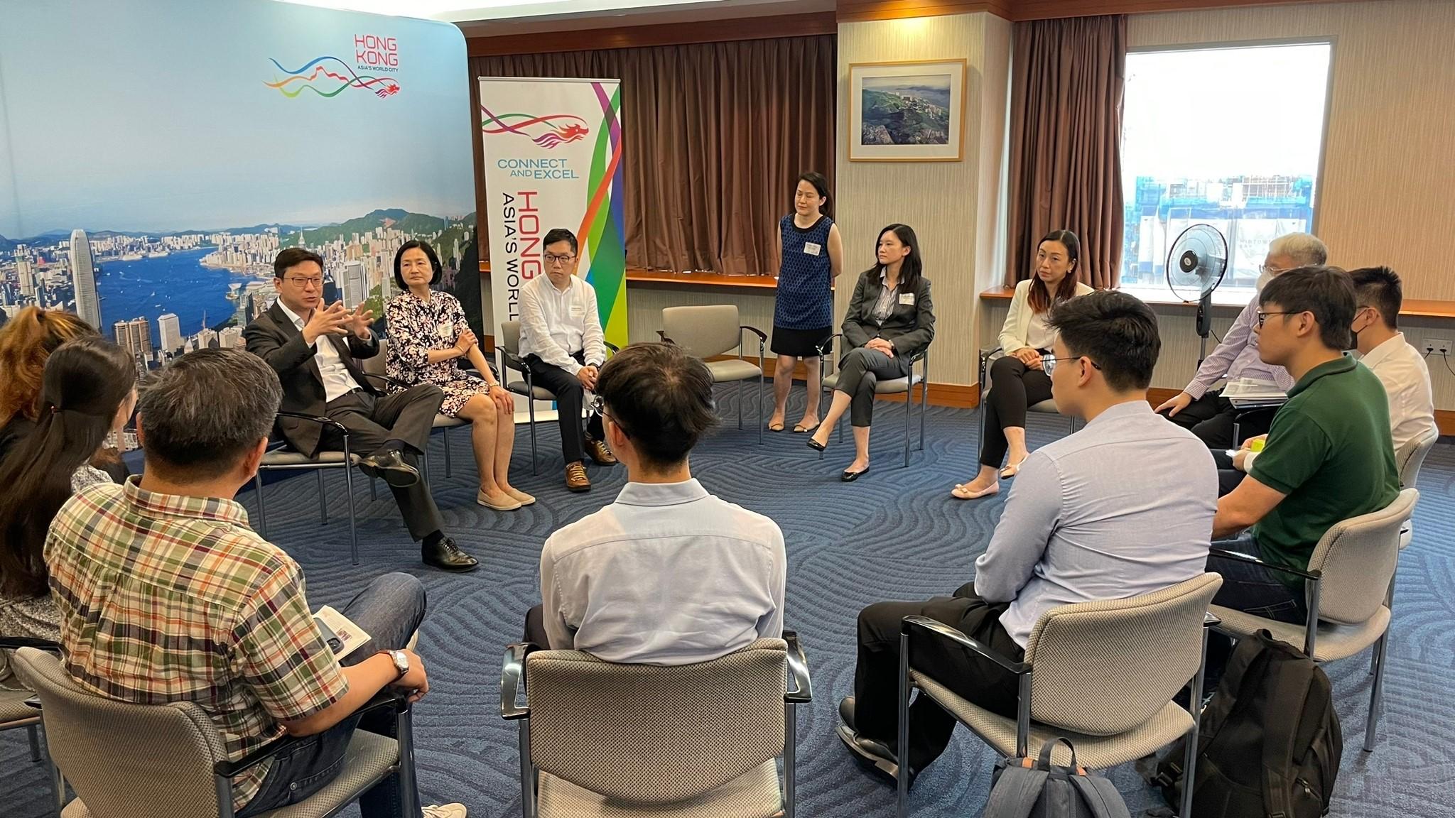 勞工及福利局局長孫玉菡（後排左一）今日（一月七日）下午在新加坡訪問期間，在香港駐新加坡經濟貿易辦事處與當地學生會面，聽取他們對優化人才入境措施的意見。