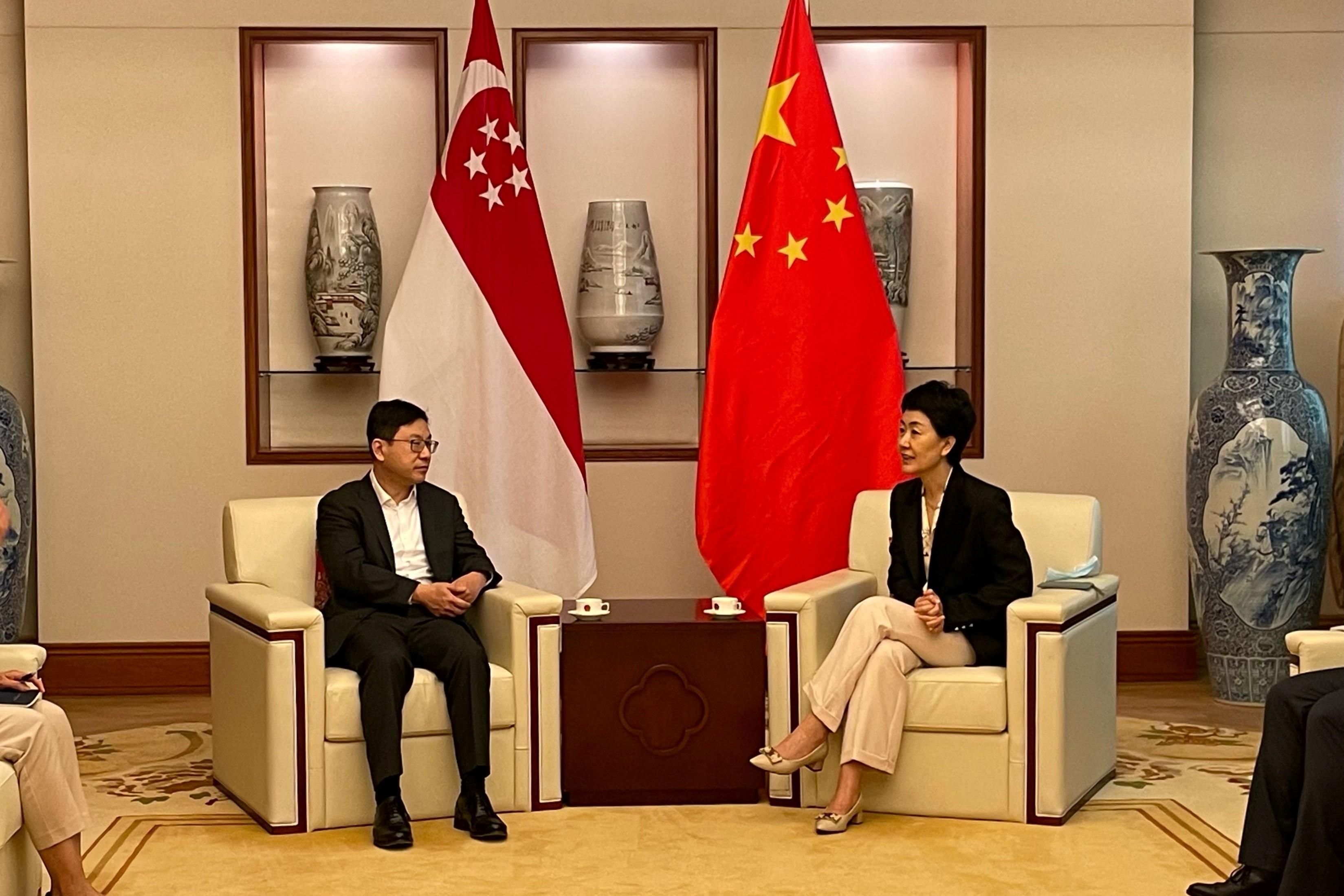 The Secretary for Labour and Welfare, Mr Chris Sun (left), met with the Chinese Ambassador to Singapore, Ms Sun Haiyan (right), yesterday morning (January 6) during his visit to Singapore. He updated her on the latest labour market and economic situation in Hong Kong.