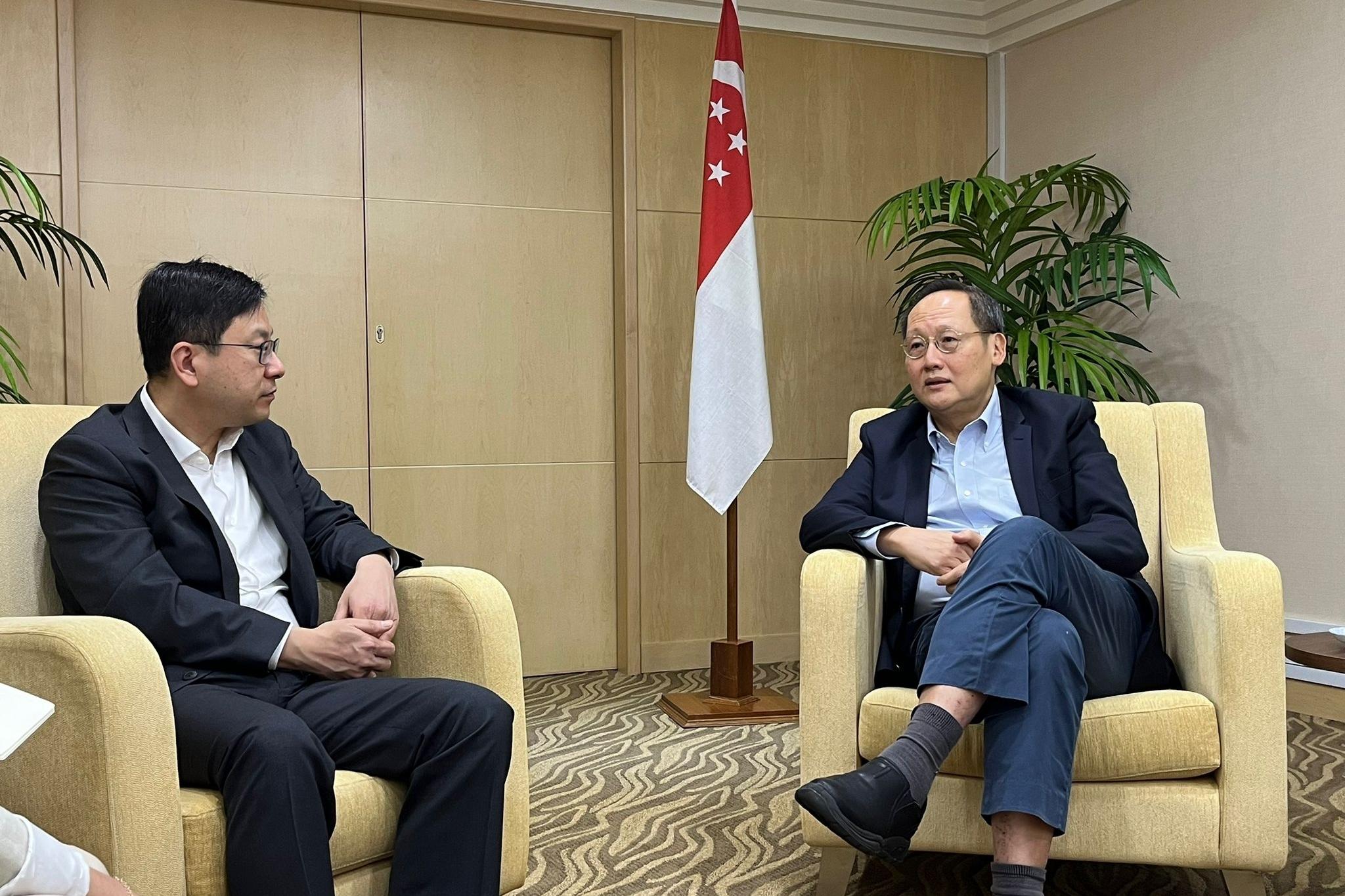 The Secretary for Labour and Welfare, Mr Chris Sun (left), called on the Minister for Manpower of Singapore, Dr Tan See Leng (right), yesterday morning (January 6) during his visit to Singapore. They exchanged views on attracting talents amid the dual challenge of ageing population and shrinking labour force of the two places as exacerbated by the COVID-19 pandemic. They also discussed seizing the advantages of the role of Hong Kong and Singapore as part of the Guangdong-Hong Kong-Macao Greater Bay Area and the gateway to the Association of Southeast Asian Nations respectively, thereby boosting the attractiveness of Asia to talents around the world.