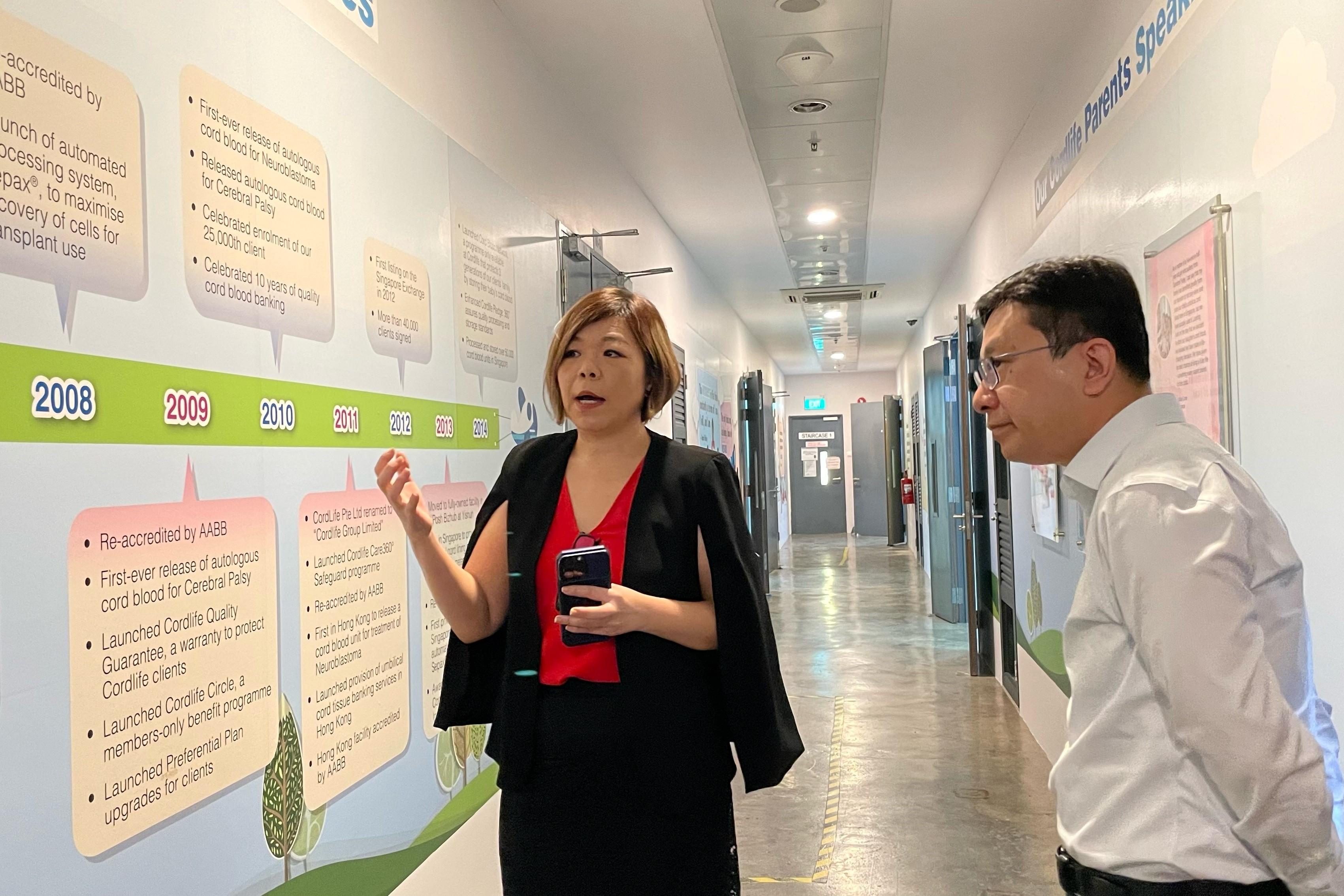 The Secretary for Labour and Welfare, Mr Chris Sun (right), visited an enterprise on life and health technology, which has established foothold in Hong Kong, Singapore and other parts of Southeast Asia, this morning (January 7) during his visit to Singapore, to take a closer look at facilitation measures provided for high potential enterprises to set up operations in major economies.