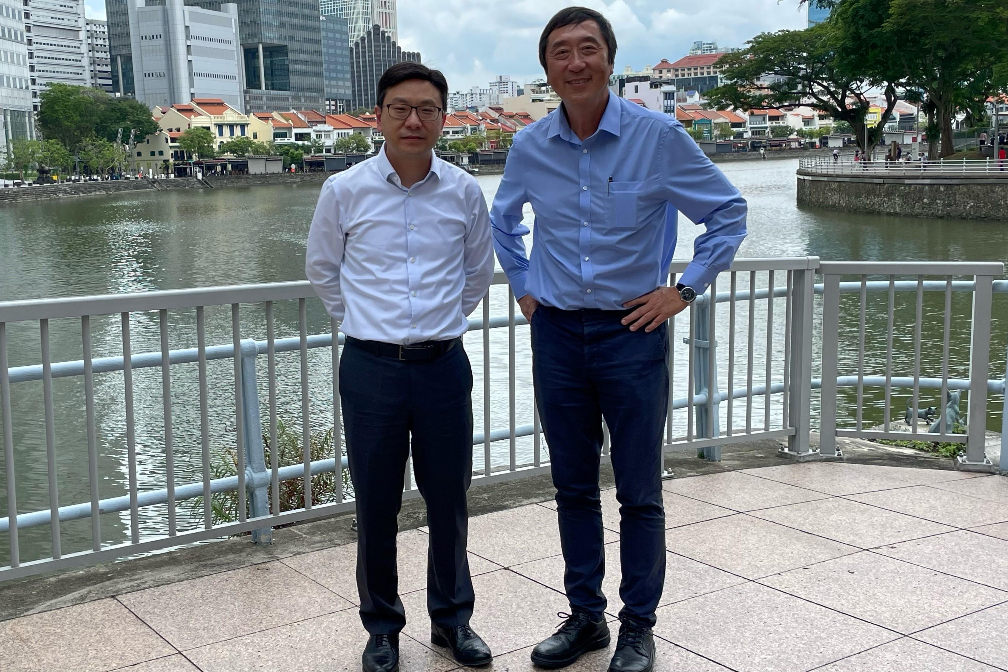 The Secretary for Labour and Welfare, Mr Chris Sun, had lunch with the Senior Vice President (Health and Life Sciences) of Nanyang Technological University, Singapore, Professor Joseph Sung, this afternoon (January 7) during his visit to Singapore and discussed Hong Kong's initiatives to attract enterprises, investment and talents. Photo shows Mr Sun (left) and Professor Sung (right).