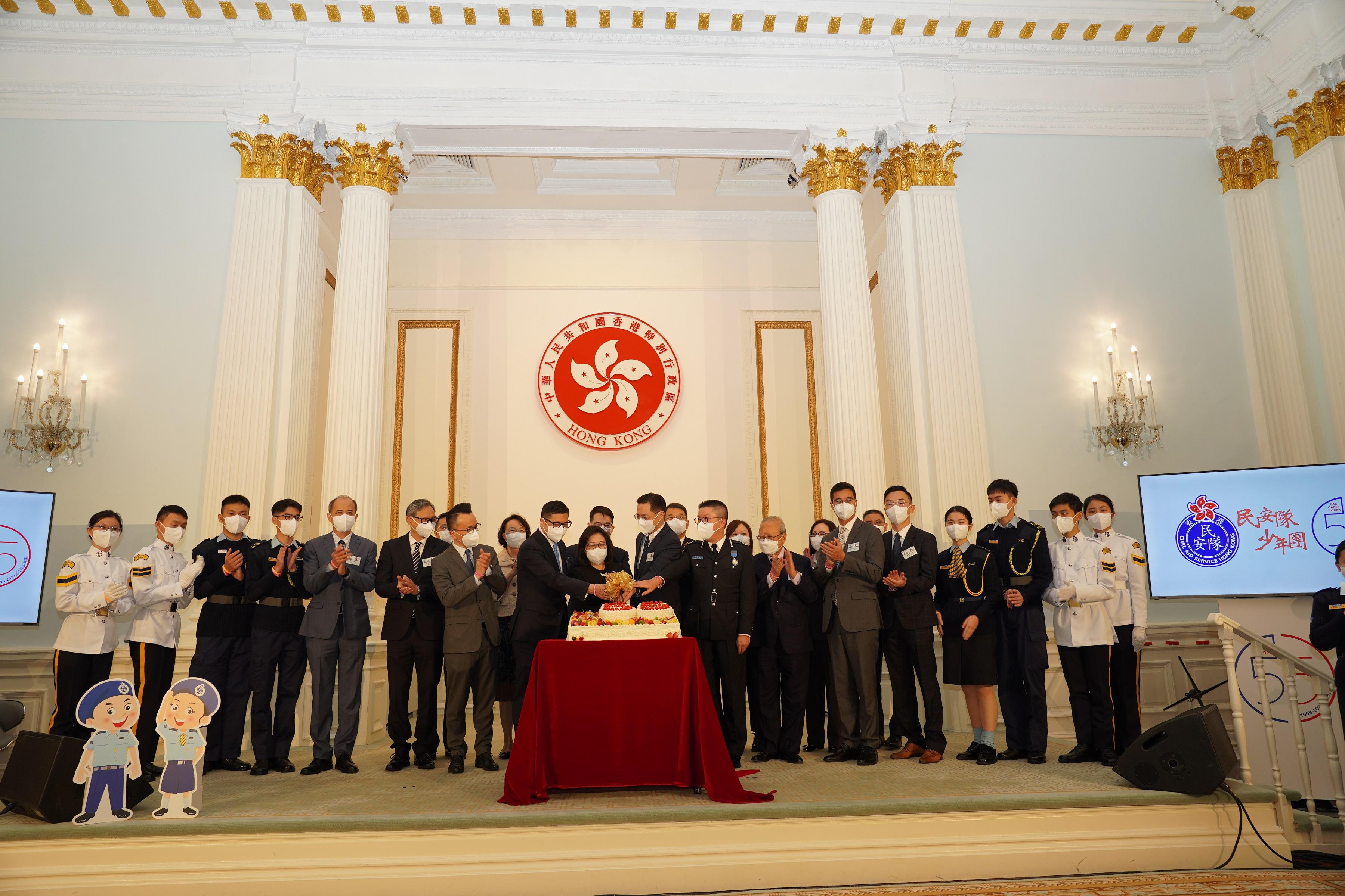 The Civil Aid Service held the Cadet Corps 55th Anniversary Celebration Events Kick-off Ceremony at the Government House today (January 7). Photo shows the wife of the Chief Executive, Mrs Janet Lee (front row, ninth left); the Secretary for Security, Mr Tang Ping-Keung (front row, eighth left); the Permanent Secretary for Security, Mr Li Pak-chuen (front row, seventh left) and other guests officiating at the cake-cutting ceremony.