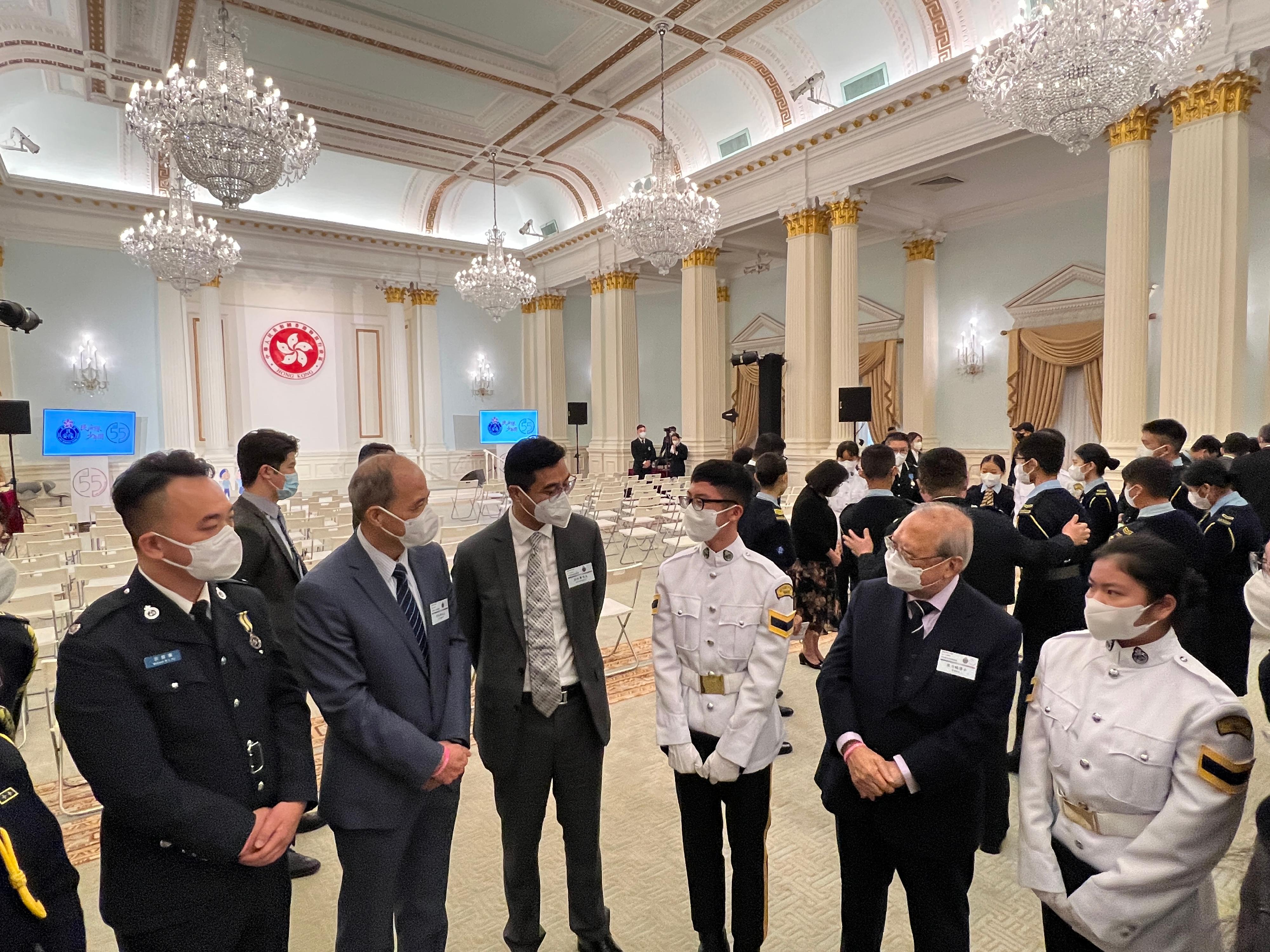 民眾安全服務隊今日（一月七日）於香港禮賓府舉行了民眾安全服務隊少年團成立55周年慶祝活動啓動禮。圖示嘉賓與少年團員交流。