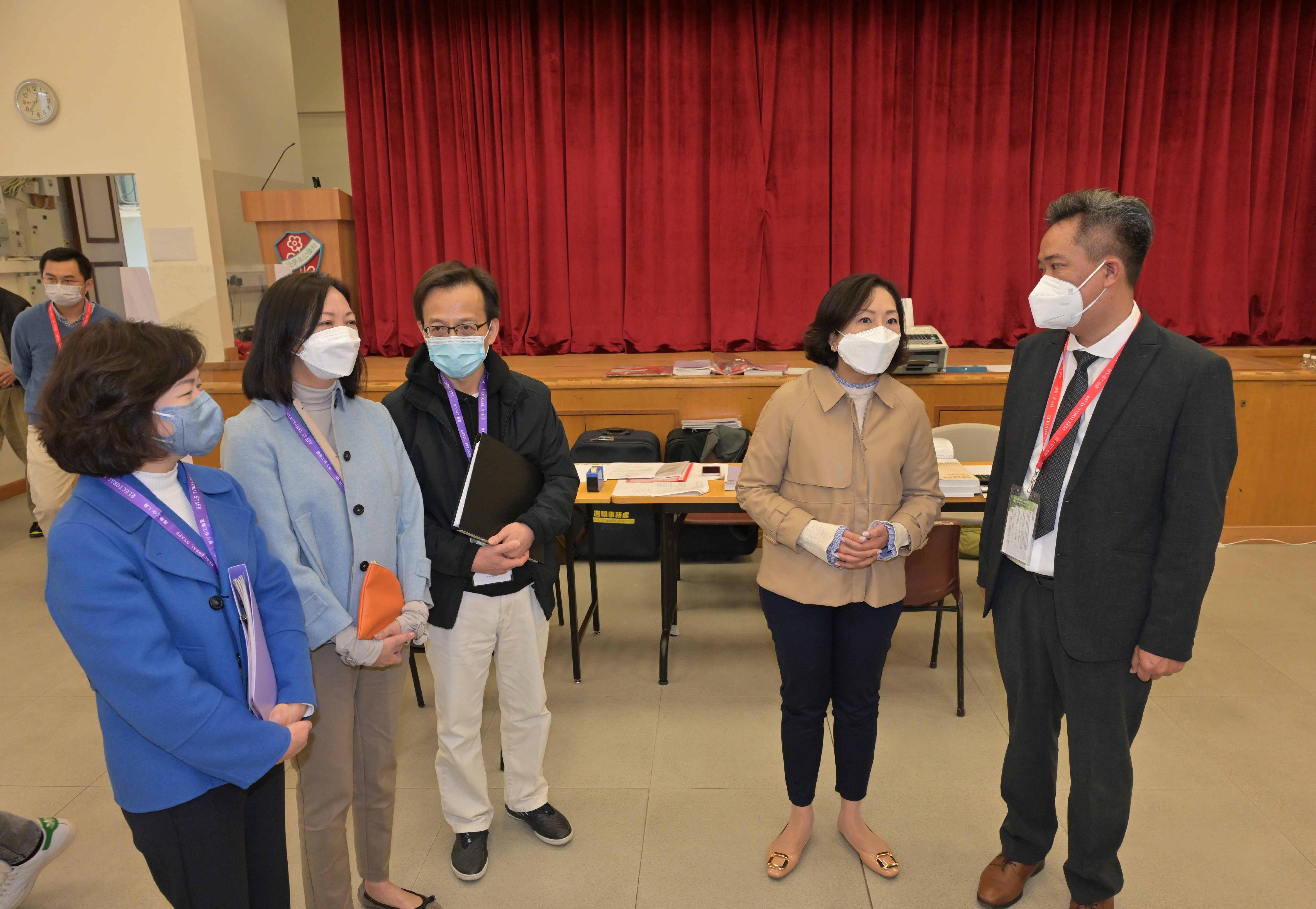 The Secretary for Home and Youth Affairs, Miss Alice Mak, today (January 8) visited a polling station at Fanling Public School in North District. Photo shows Miss Mak (second right); the Permanent Secretary for Home and Youth Affairs, Ms Shirley Lam (second left); the Director of Home Affairs, Mrs Alice Cheung (first left); and the District Officer (North), Mr Chong Wing-wun (third left), observing the operation of the polling station.