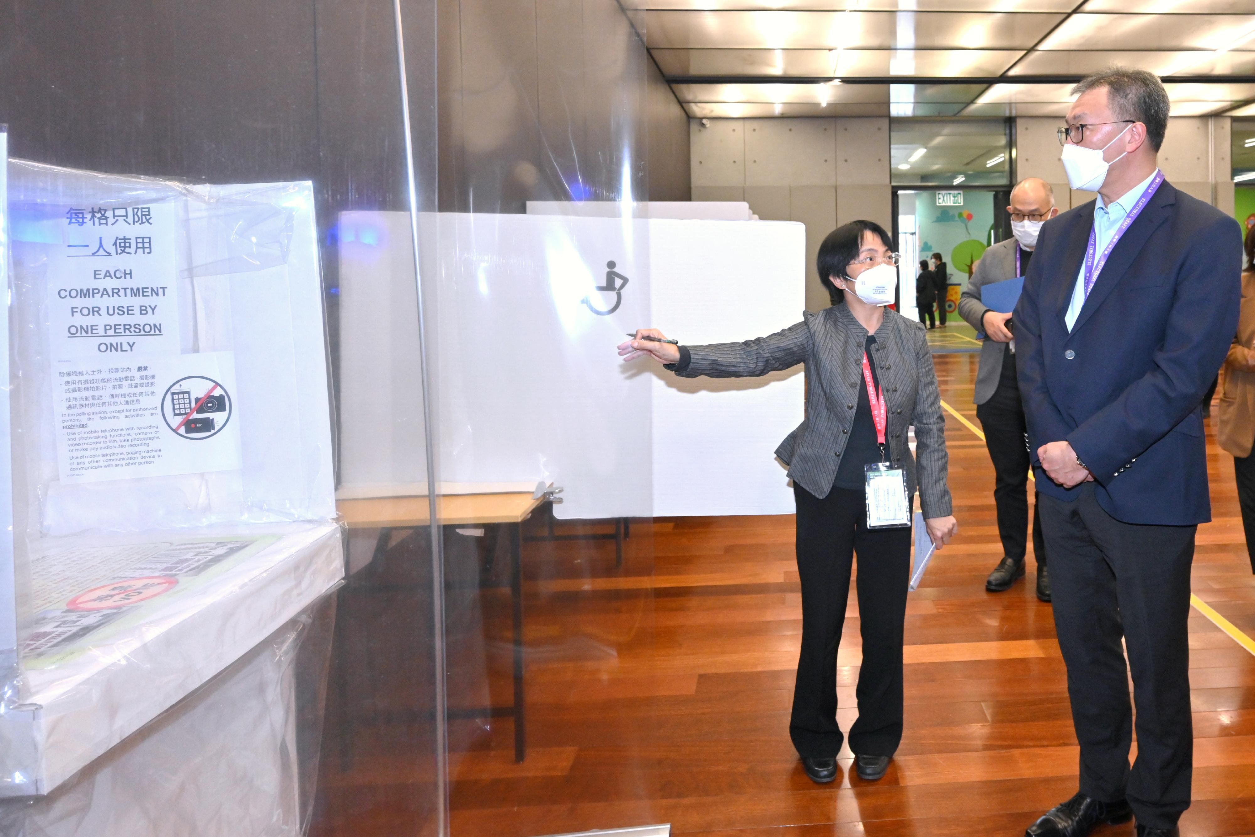 The Chairman of the Electoral Affairs Commission, Mr Justice David Lok (first right), today (January 8) visited the polling station of the Village Representative Election in the 2023 Rural Ordinary Election at Ping Shan Tin Shui Wai Sports Centre to inspect the operation of the polling station.