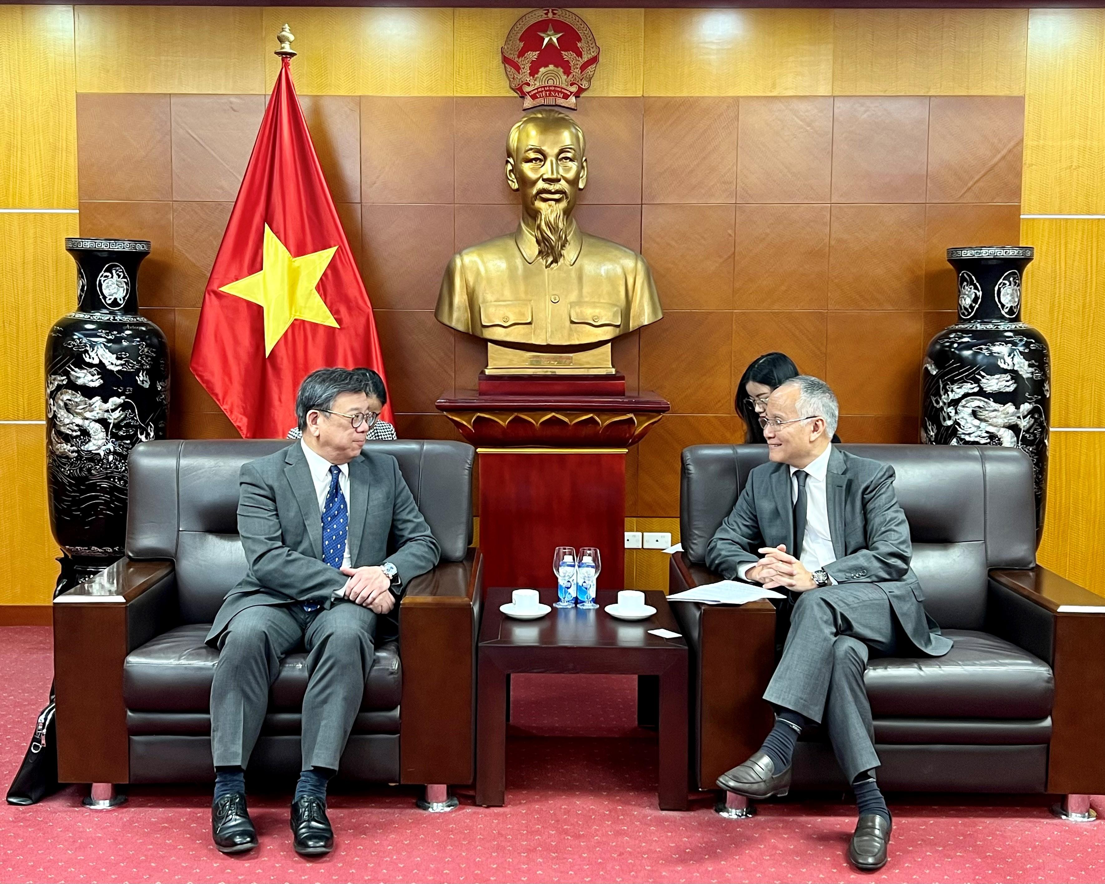 商務及經濟發展局局長丘應樺（左）今日（一月九日）在越南河內與越南工業與貿易部副部長陳國慶（右）會面，就各項經貿議題交流。