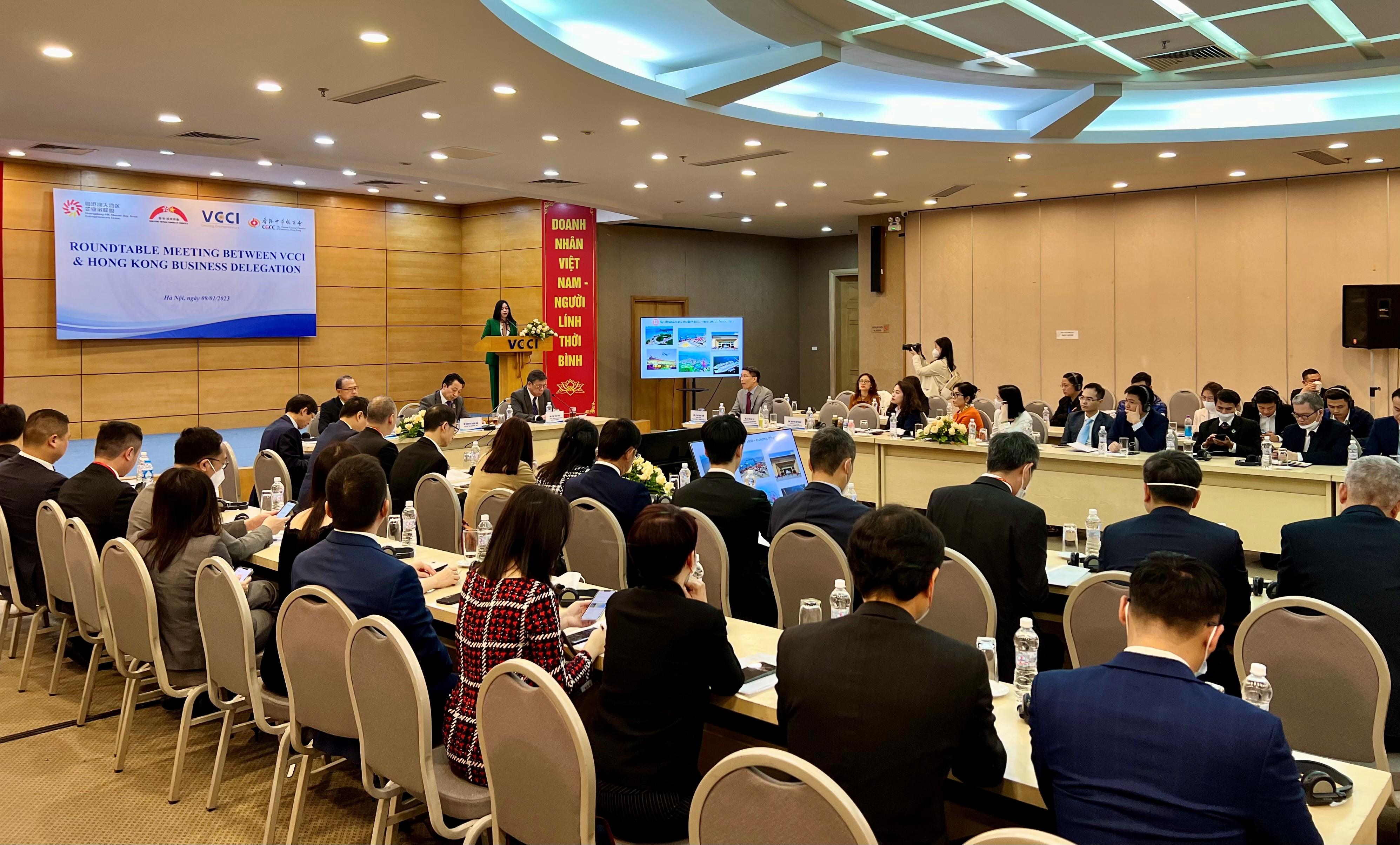 商務及經濟發展局局長丘應樺今日（一月九日）在越南河內與越南工商總會成員會面，推廣香港的營商優勢和投資機遇。由多個香港商會組織的香港商貿代表團成員亦有出席會議。