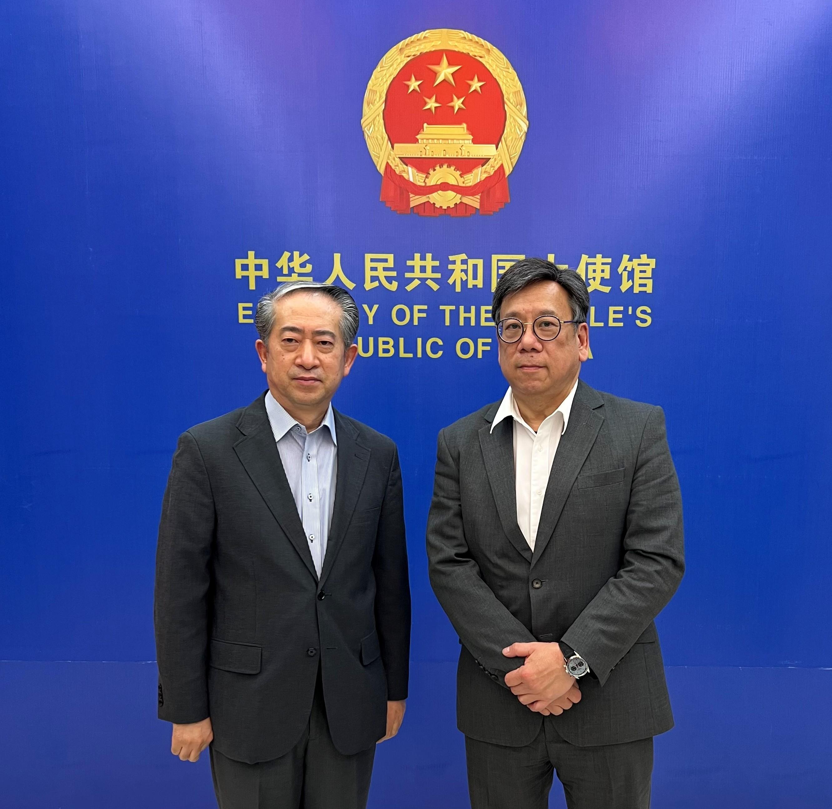 商務及經濟發展局局長丘應樺（右）今日（一月九日）在越南河內禮節性拜會中國駐越南大使熊波（左）。