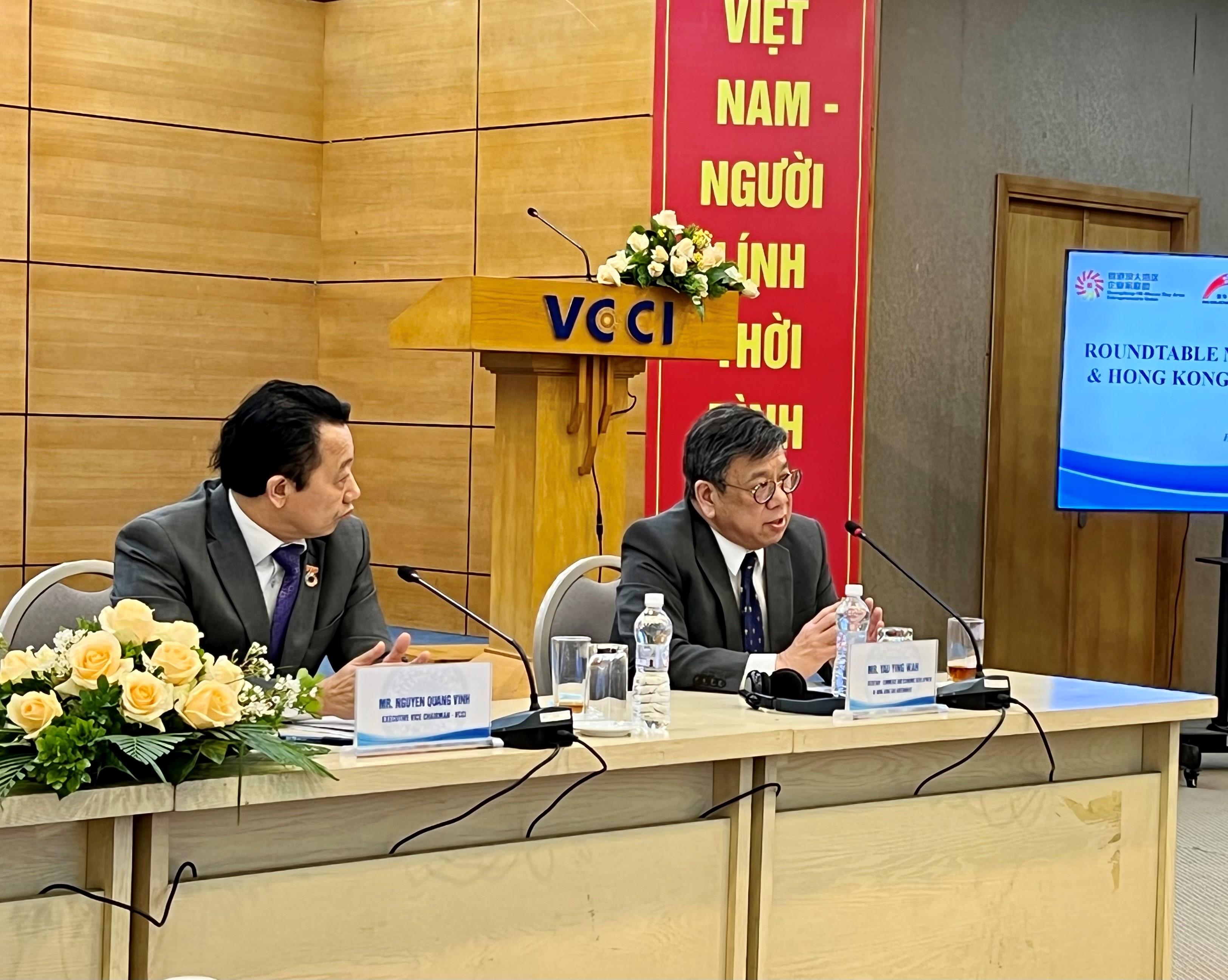 The Secretary for Commerce and Economic Development, Mr Algernon Yau, met with members of the Vietnam Chamber of Commerce and Industry in Hanoi, Vietnam, today (January 9) to promote Hong Kong's business advantages and investment opportunities, highlighting a number of measures announced in the Chief Executive's Policy Address to attract enterprises and investments more proactively and aggressively. Photo shows Mr Yau (right) speaking at the meeting.