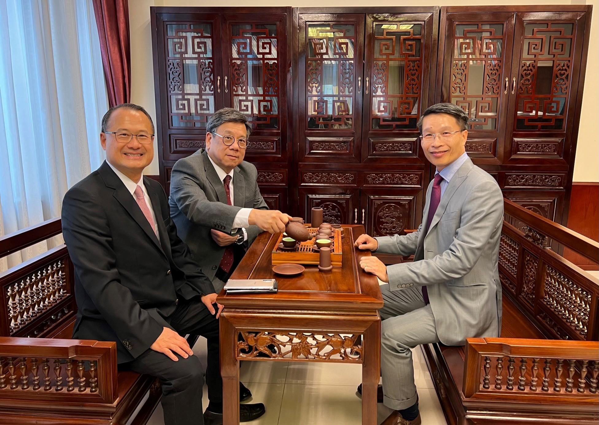 The Secretary for Commerce and Economic Development, Mr Algernon Yau (centre), yesterday (January 8) visited the ULIS - Jonathan KS Choi Cultural Centre in Vietnam National University to get a better understanding of Vietnam's education development and cultural exchange. Joining him were the Chairman of the Chinese General Chamber of Commerce, Hong Kong, Dr Jonathan Choi (left), and the Consul-General of Vietnam in Hong Kong, Mr Pham Binh Dam (right).