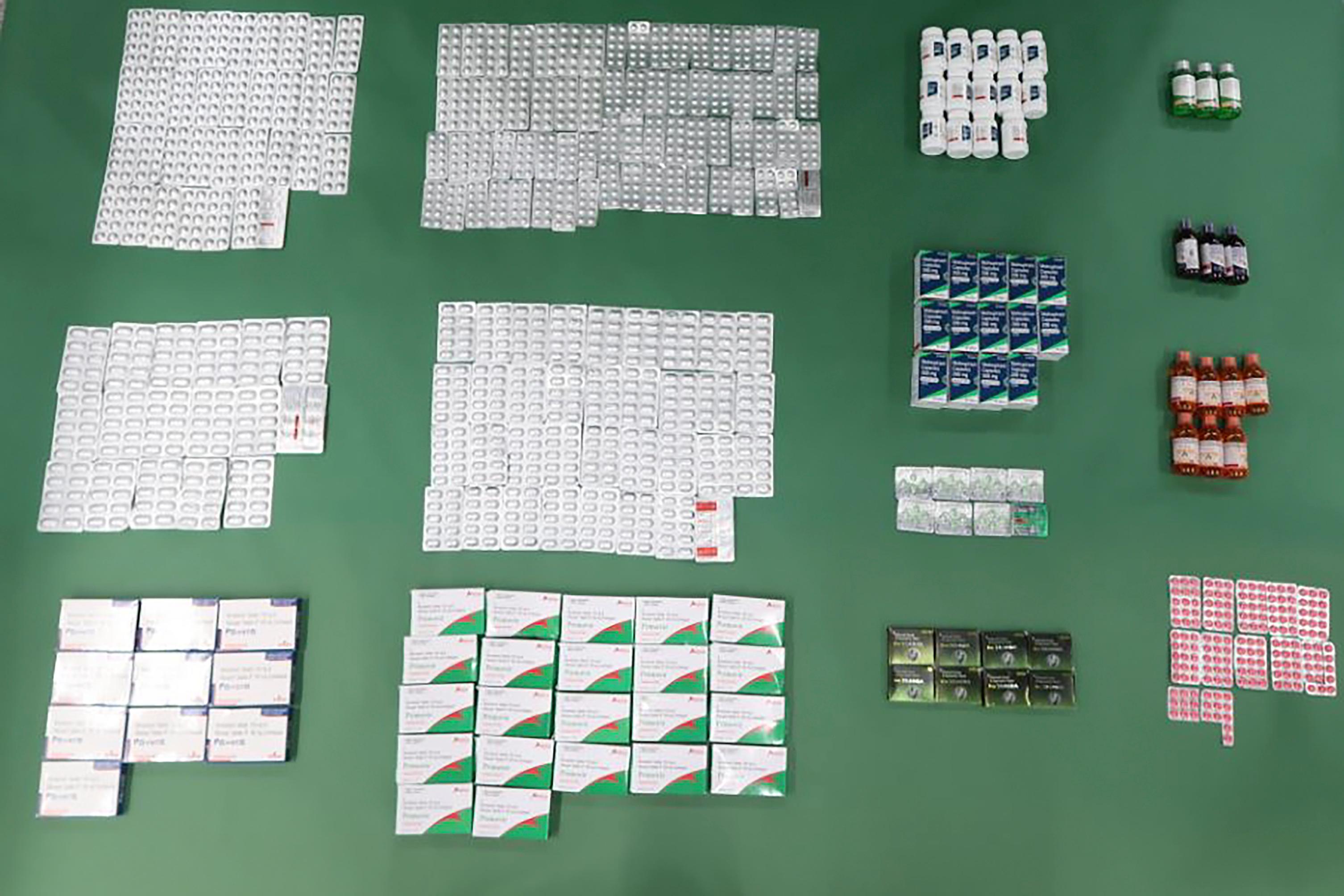 香港海關過去兩日（一月七日和八日）在香港國際機場偵破三宗懷疑走私藥物案件，檢獲約一萬一千粒和約一千毫升懷疑受管制藥物，估計市值共約六十萬元。圖示海關人員於第一宗案件中檢獲的懷疑受管制藥物。


