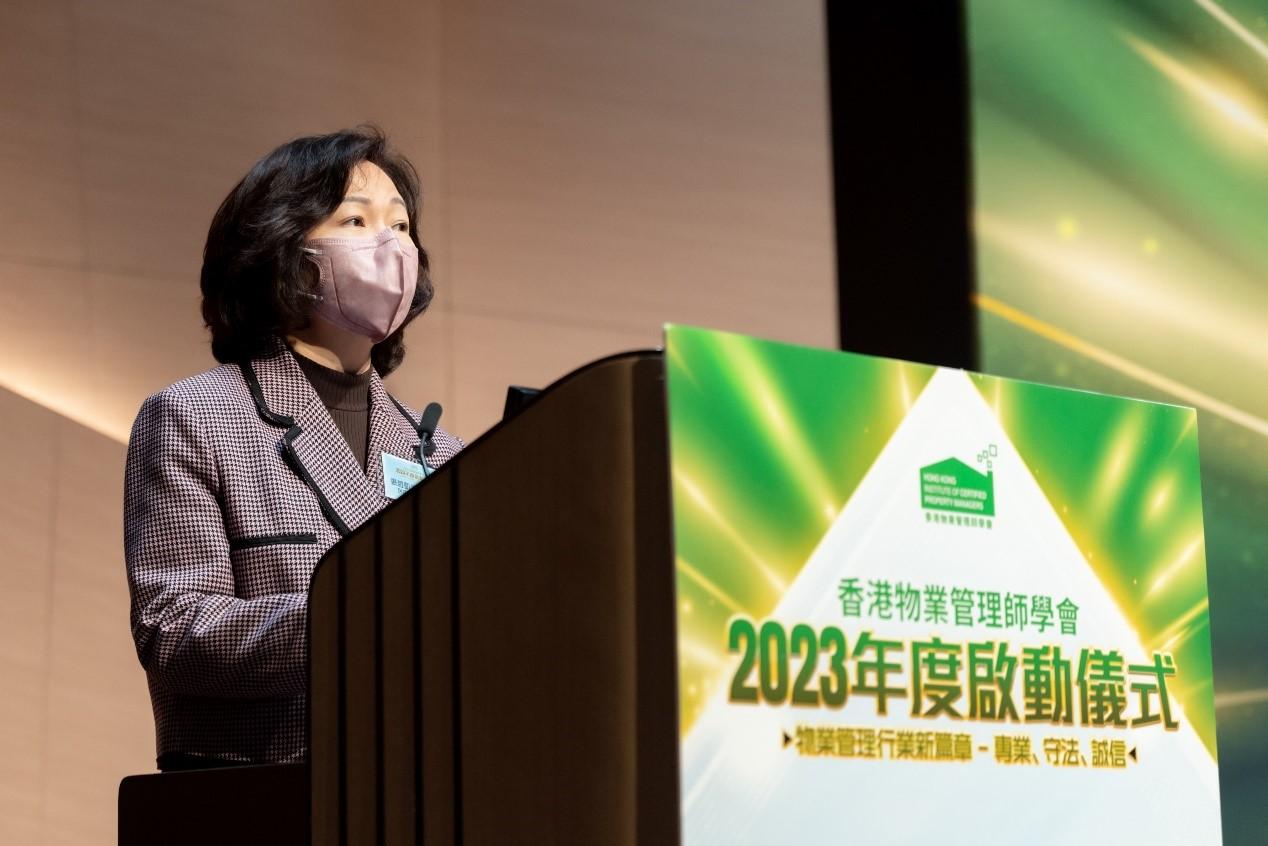 The Director of Home Affairs, Mrs Alice Cheung, attended the 2023 Property Management Year Commencement Ceremony organised by the Hong Kong Institute of Certified Property Managers on January 7, and appealed to property management companies and practitioners to promptly apply for licences.  


