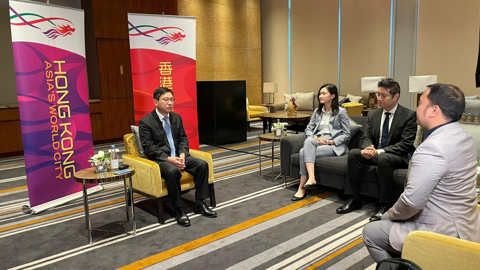 勞工及福利局局長孫玉菡（左一）過去一星期訪問新加坡及菲律賓馬尼拉期間，先後接受駐當地國際傳媒及當地媒體訪問，介紹香港招攬人才的措施及總結此行的成果，說好香港故事。