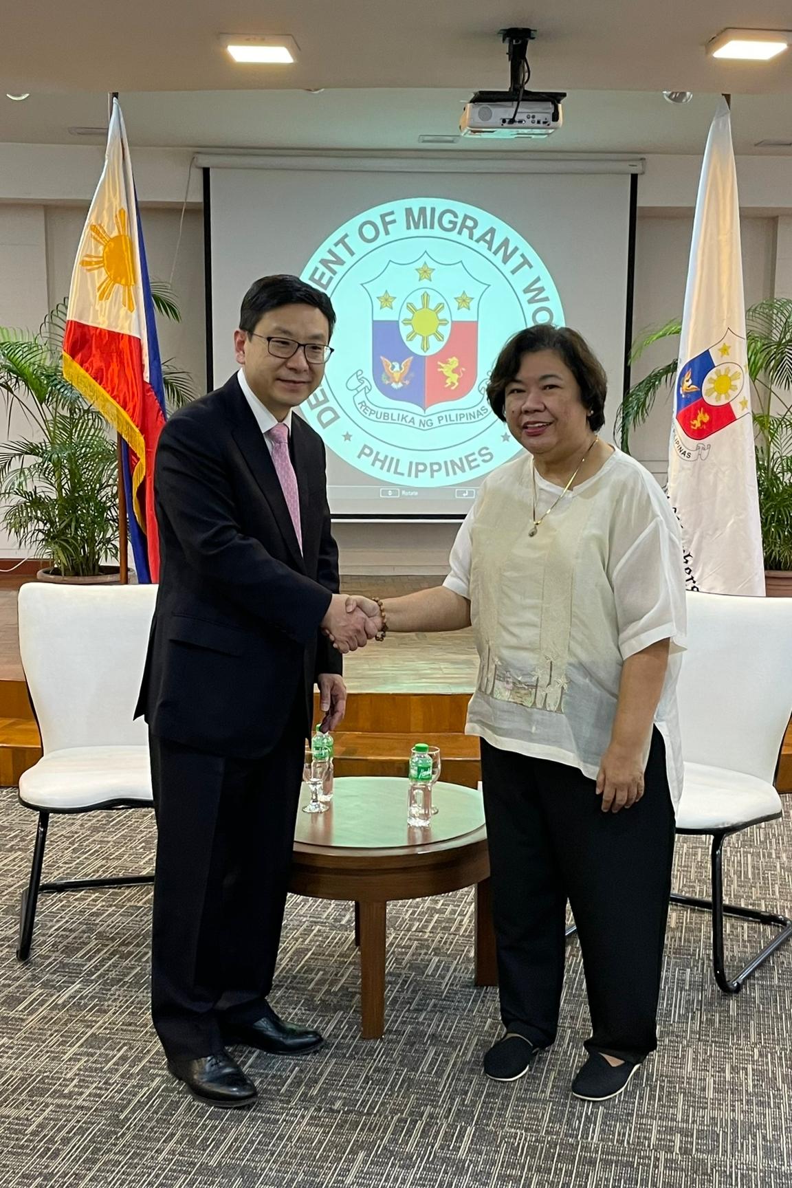 The Secretary for Labour and Welfare, Mr Chris Sun (left), called on the Secretary of Migrant Workers of the Philippines, Ms Susan Ople (right), yesterday morning (January 9) during his visit to Manila, the Philippines. They exchanged views on protecting foreign domestic helpers working in Hong Kong.