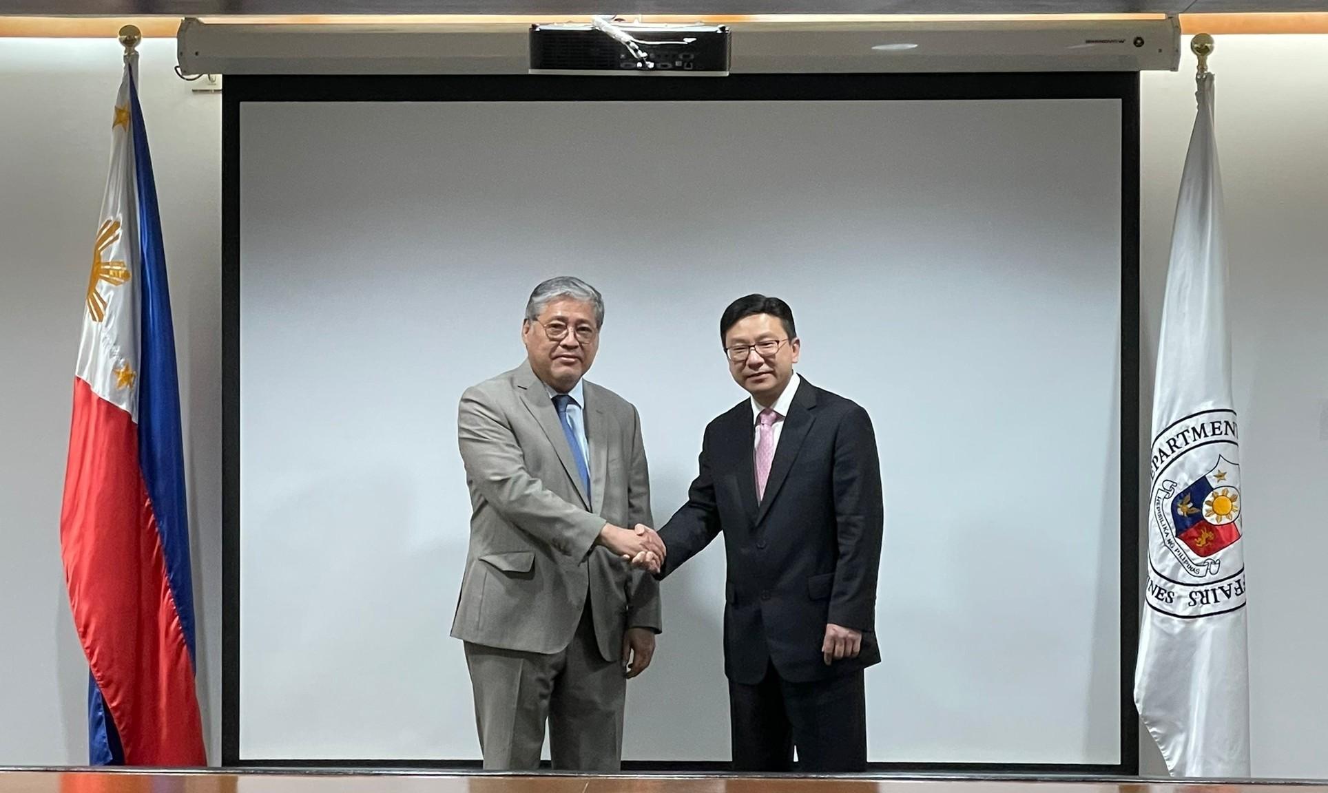 The Secretary for Labour and Welfare, Mr Chris Sun (right), called on the Secretary of Foreign Affairs of the Philippines, Mr Enrique A. Manalo (left), yesterday afternoon (January 9) during his visit to Manila, the Philippines, to exchange views on protecting foreign domestic helpers working in Hong Kong.