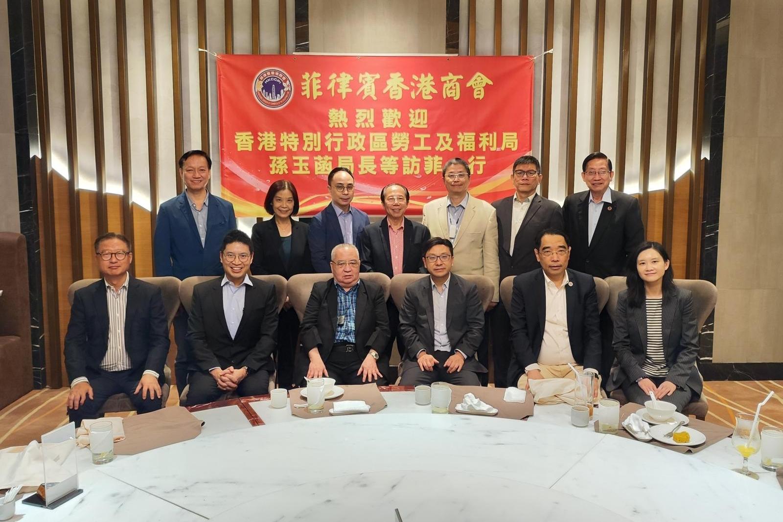 The Secretary for Labour and Welfare, Mr Chris Sun, had a dinner gathering with representatives of the Hongkong Chamber of Commerce of the Philippines Inc. (HKCCPI) on January 8 during his visit to Manila, the Philippines, to know about the business and living conditions of Hong Kong people in the Philippines. Photo shows Mr Sun (front row, third right) and the President of the HKCCPI, Mr Tiu Chun Lin (front row, fourth right), with participants.