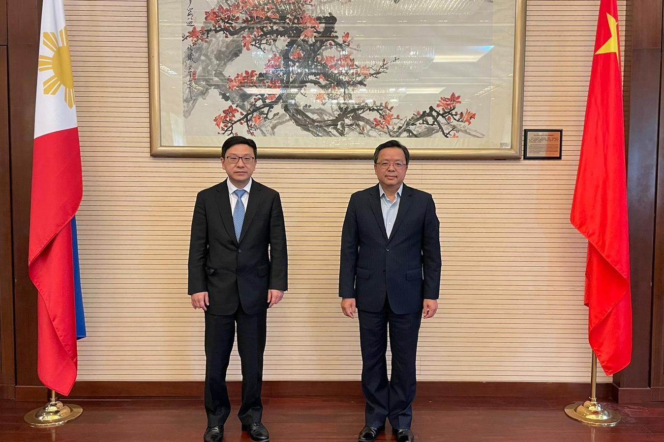 The Secretary for Labour and Welfare, Mr Chris Sun, met with the Chinese Ambassador to the Philippines, Mr Huang Xilian, this afternoon (January 10) during his visit to Manila, the Philippines, and updated him on the latest labour market and economic situation in Hong Kong. Photo shows Mr Sun (left) and Mr Huang (right).