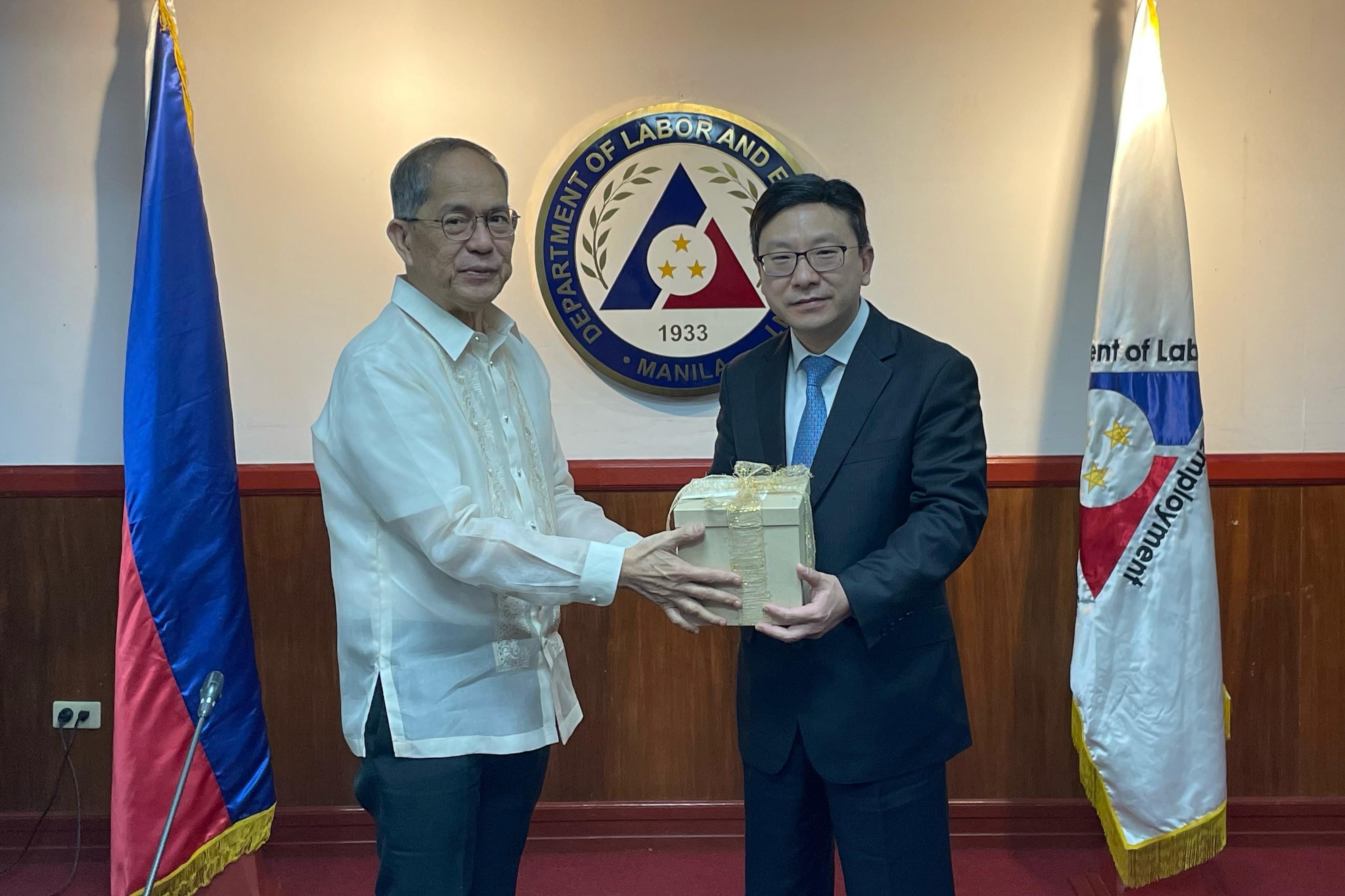 The Secretary for Labour and Welfare, Mr Chris Sun (right), called on the Secretary of Labor and Employment of the Philippines, Mr Bienvenido Laguesma (left), this afternoon (January 10) during his visit to Manila, the Philippines. They exchanged views on protecting foreign domestic helpers working in Hong Kong.