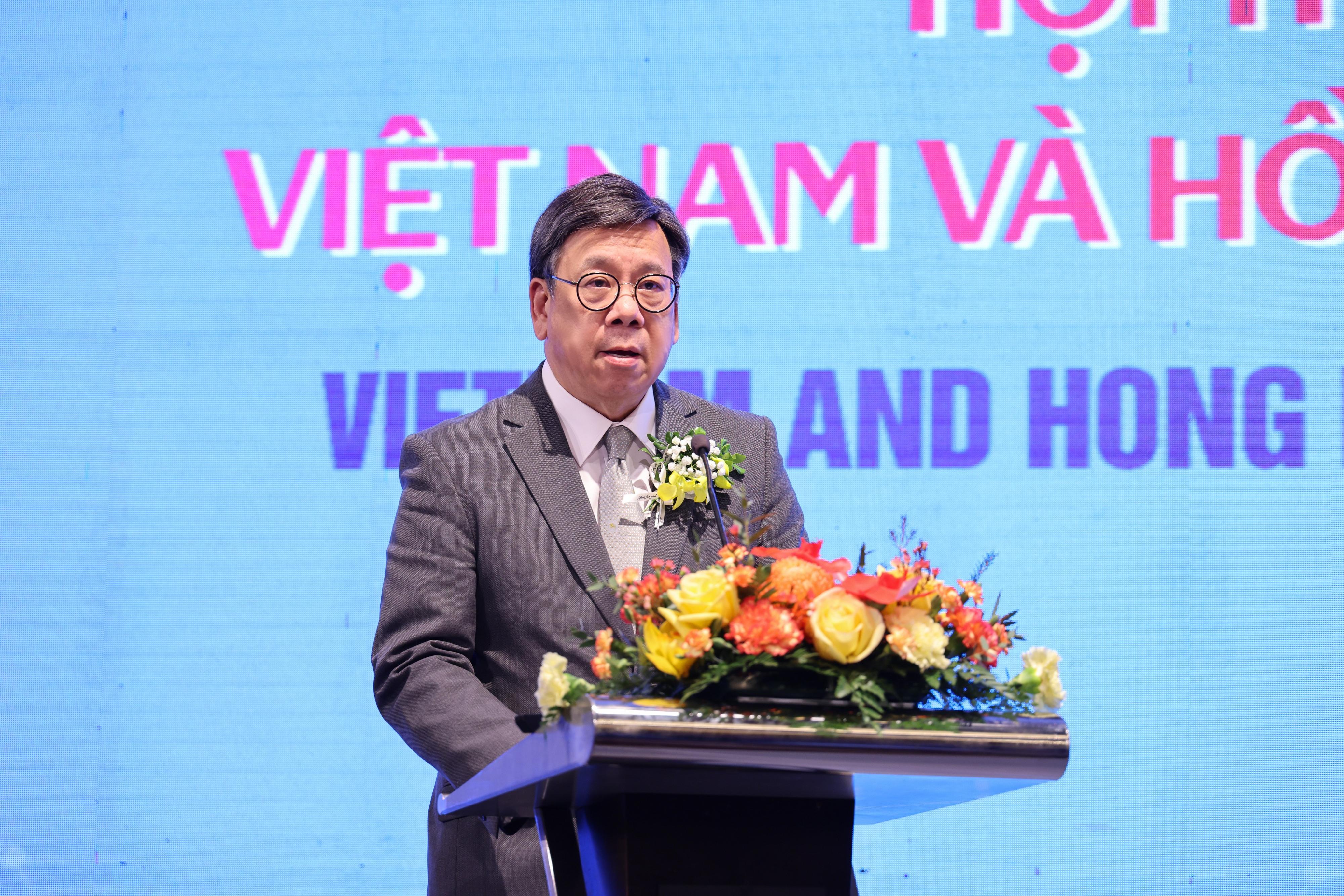 The Secretary for Commerce and Economic Development, Mr Algernon Yau, shared his insights with the Vietnamese political and business community on the latest trade and economic developments in Hong Kong, especially the new measures to attract enterprises and investments, at a business forum and networking luncheon in Hanoi, Vietnam, today (January 10). Photo shows Mr Yau speaking at the business forum and networking luncheon.