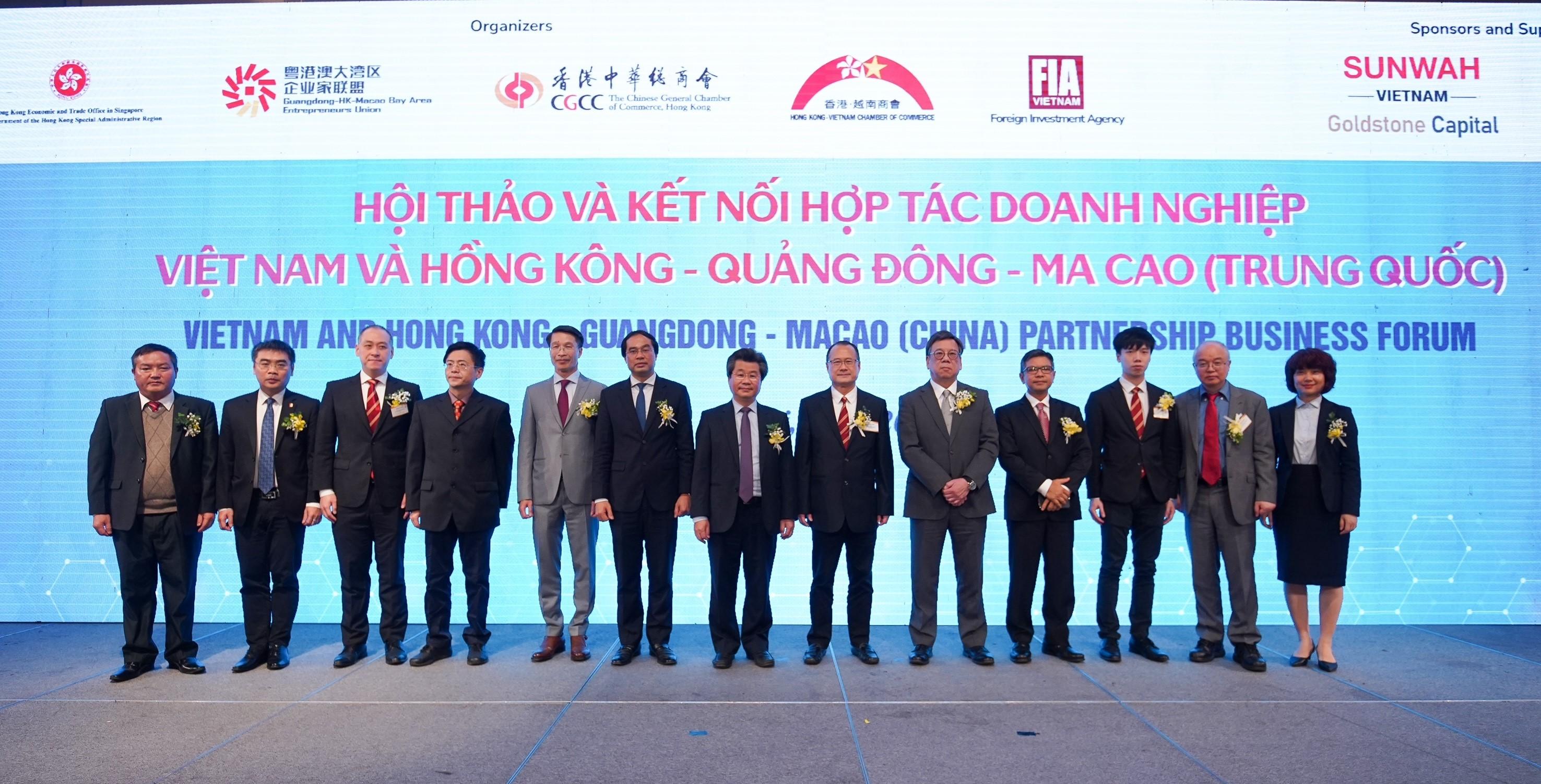 The Secretary for Commerce and Economic Development, Mr Algernon Yau, shared his insights with the Vietnamese political and business community on the latest trade and economic developments in Hong Kong at a business forum and networking luncheon in Hanoi, Vietnam, today (January 10). Photo shows Mr Yau (fifth right); the Chairman of the Chinese General Chamber of Commerce, Hong Kong, Dr Jonathan Choi (sixth right); and the Consul-General of Vietnam in Hong Kong, Mr Pham Binh Dam (fifth right), with other guests.