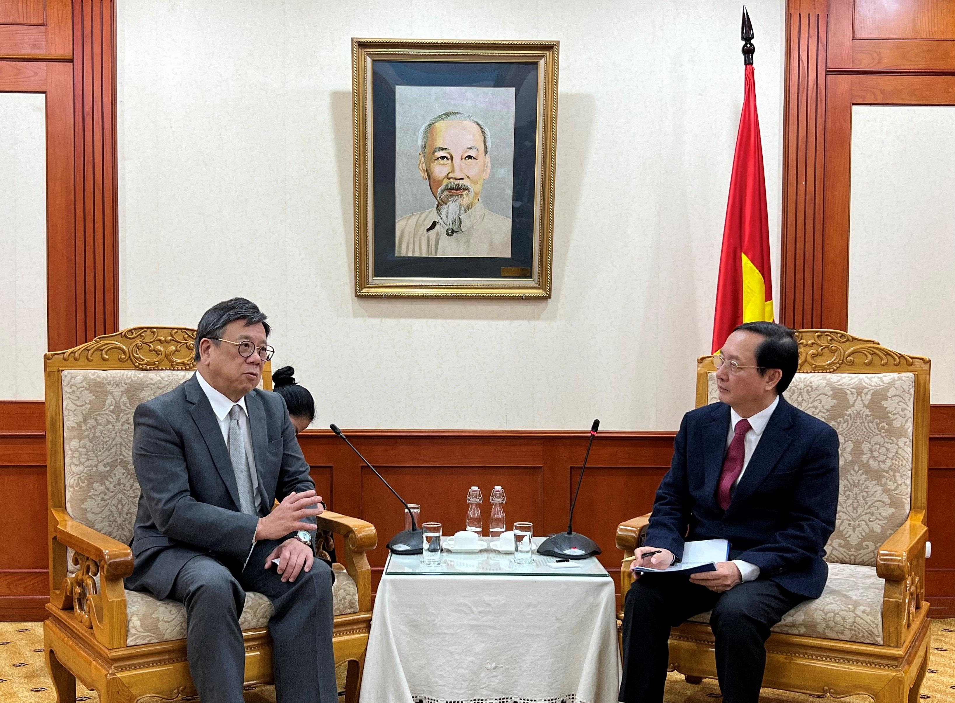 The Secretary for Commerce and Economic Development, Mr Algernon Yau (left), met with the Minister of Science and Technology of Vietnam, Mr Huynh Thanh Dat (right), in Hanoi, Vietnam, today (January 10) to exchange views on issues of mutual interest.