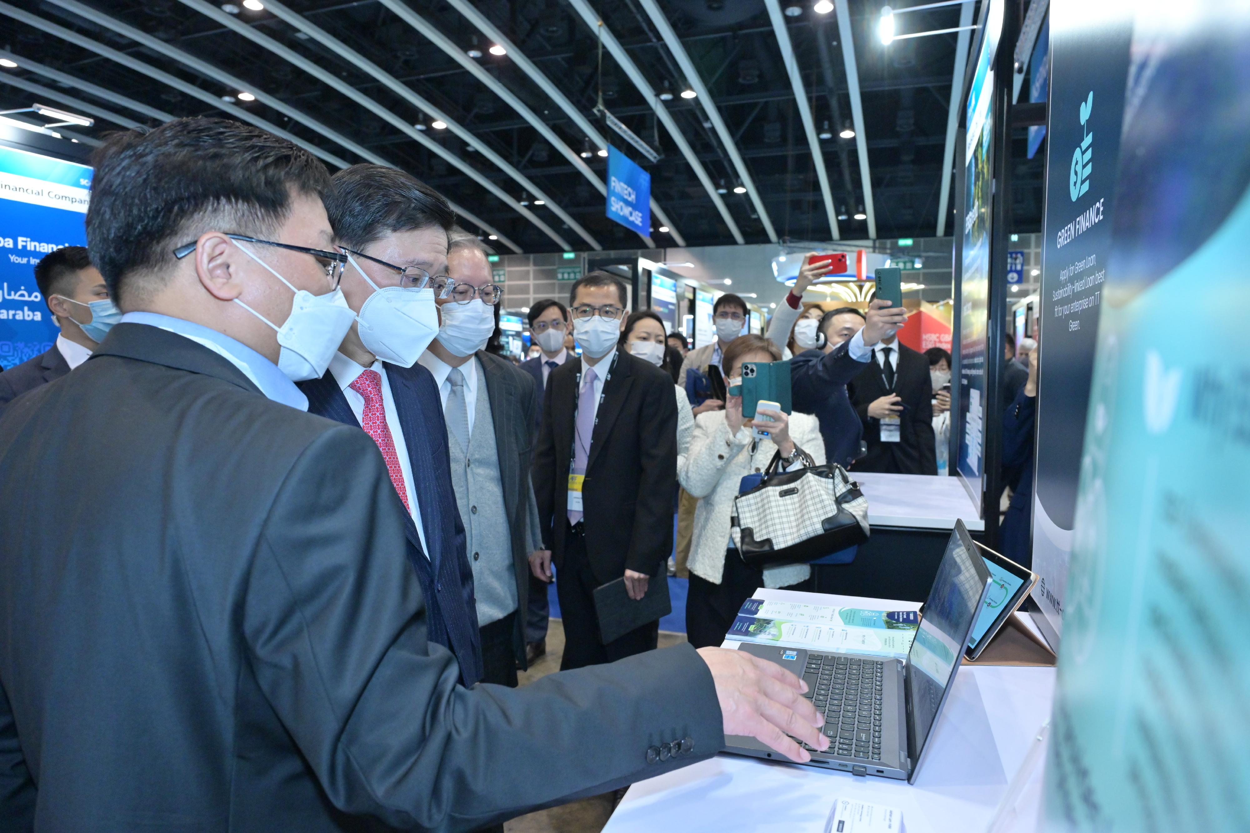 The Chief Executive, Mr John Lee, attended the Asian Financial Forum at the Hong Kong Convention and Exhibition Centre this morning (January 11). Photo shows Mr Lee (second left), visiting the exhibition booths.