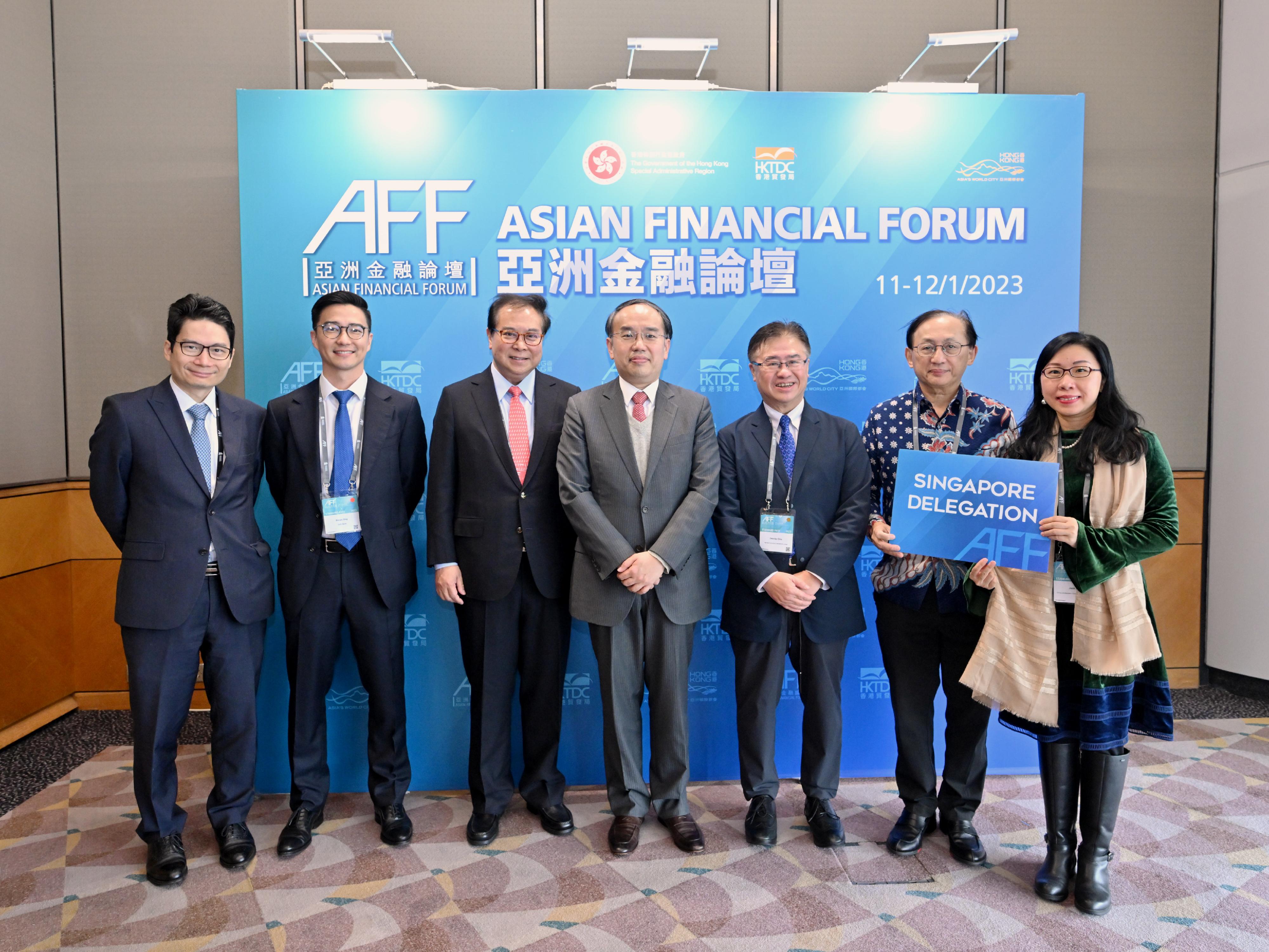 The Secretary for Financial Services and the Treasury, Mr Christopher Hui, today (January 11) met with overseas delegations on the sidelines of the Asian Financial Forum. Photo shows Mr Hui (fourth right) and the Under Secretary for Financial Services and the Treasury, Mr Joseph Chan (first left), meeting with the Singapore delegation led by the Chairman of the Hong Kong Singapore Business Association, Mr Dennis Chiu (third right).