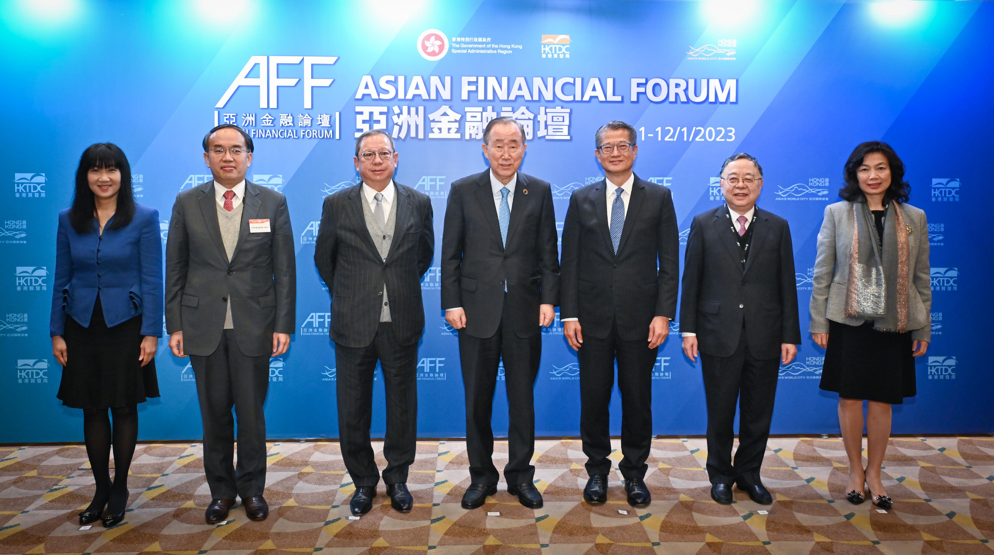 The Financial Secretary, Mr Paul Chan, attended the Asian Financial Forum keynote luncheon at the Hong Kong Convention and Exhibition Centre this afternoon (January 11). Photo shows from (second left) the Secretary for Financial Services and the Treasury, Mr Christopher Hui; the Chairman of the Hong Kong Trade Development Council, Dr Peter Lam; the former Secretary-General of the United Nations, Mr Ban Ki-moon; Mr Chan and the guests at the luncheon.