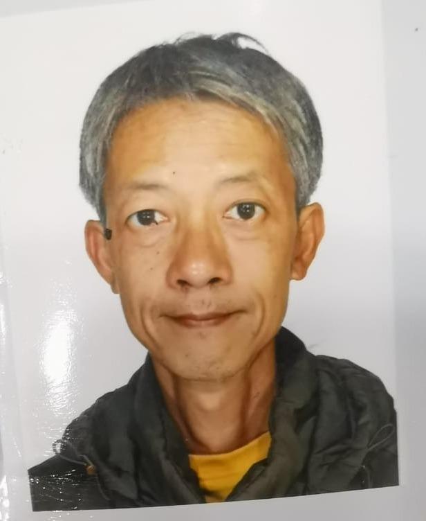 Mok Ho, aged 53, is about 1.6 metres tall, 50 kilograms in weight and of thin build. He has a long face with yellow complexion and short greyish white hair. He was last seen wearing a pair of black glasses, a khaki cap, a green jacket, black trousers, black shoes and carrying a blue backpack.
