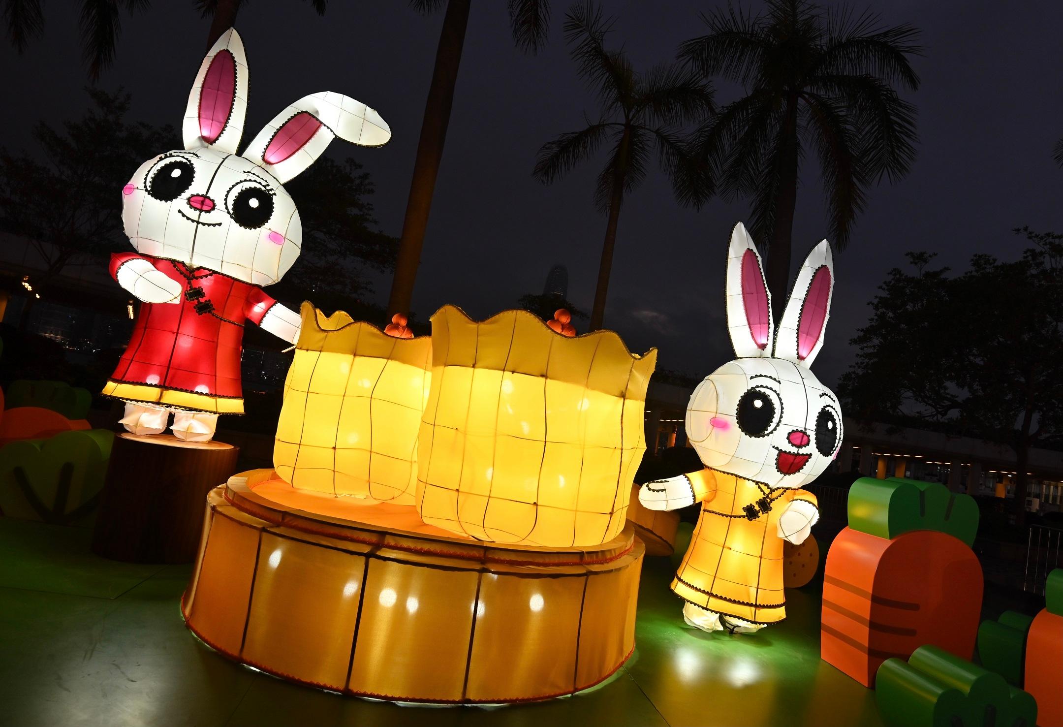 The Leisure and Cultural Services Department (LCSD) will present the Urban Lunar New Year Lantern Displays "The Luck-Bringing Rabbit - Lanterns to Celebrate the New Year" at the Hong Kong Cultural Centre (HKCC) Piazza from today (January 12) until February 7. Admission is free. The Intangible Cultural Heritage Office under the LCSD is collaborating with local master Hui Ka-hung to present lantern displays showcasing several sprightly rabbits, energetic lions, festive food and dim sum to add festive colour and a joyful atmosphere to the HKCC Piazza and to promote the art of traditional paper crafting.