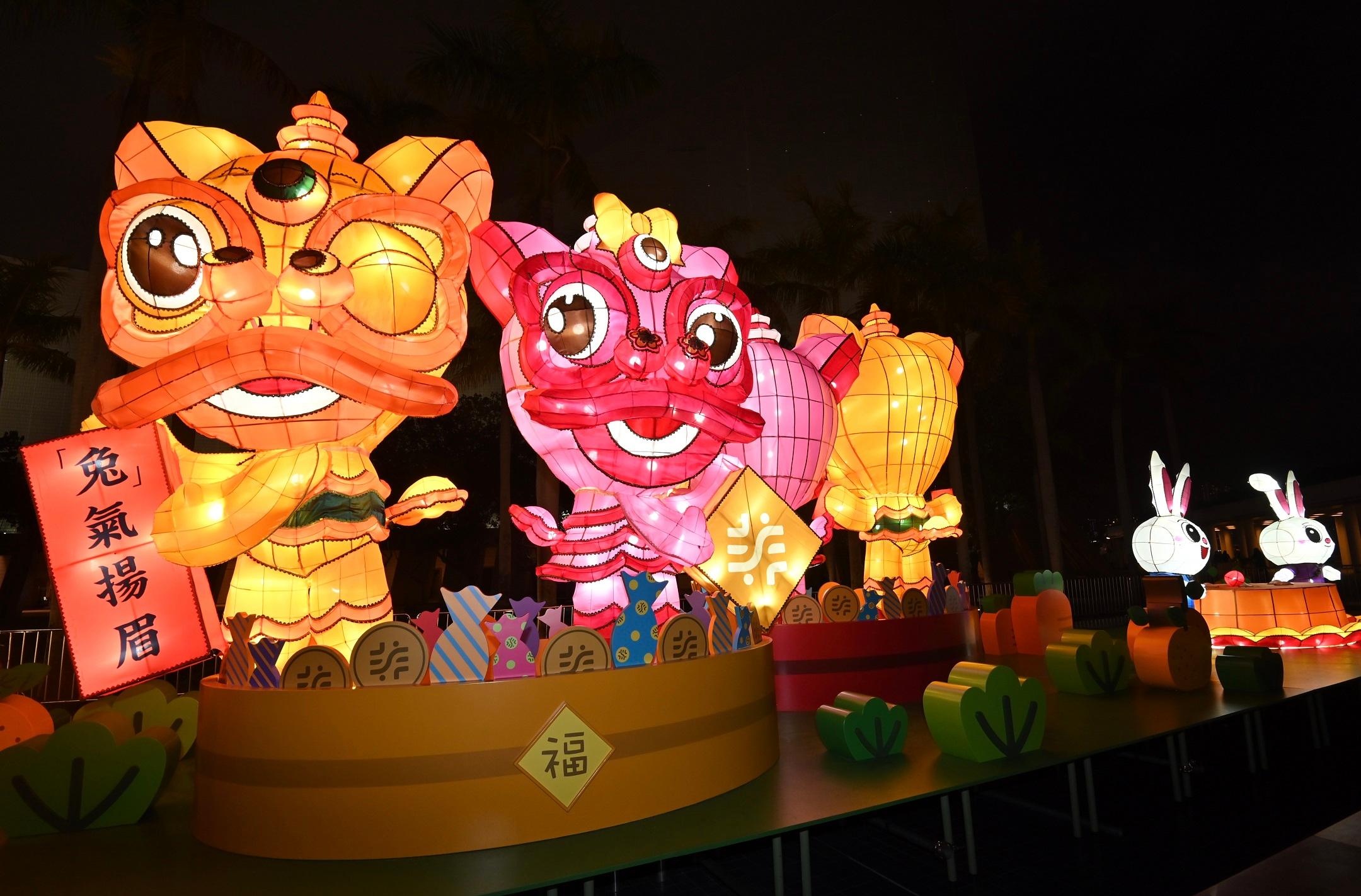 The Leisure and Cultural Services Department (LCSD) will present the Urban Lunar New Year Lantern Displays "The Luck-Bringing Rabbit - Lanterns to Celebrate the New Year" at the Hong Kong Cultural Centre (HKCC) Piazza from today (January 12) until February 7. Admission is free. The Intangible Cultural Heritage Office under the LCSD is collaborating with local master Hui Ka-hung to present lantern displays showcasing several sprightly rabbits, energetic lions, festive food and dim sum to add festive colour and a joyful atmosphere to the HKCC Piazza and to promote the art of traditional paper crafting. 