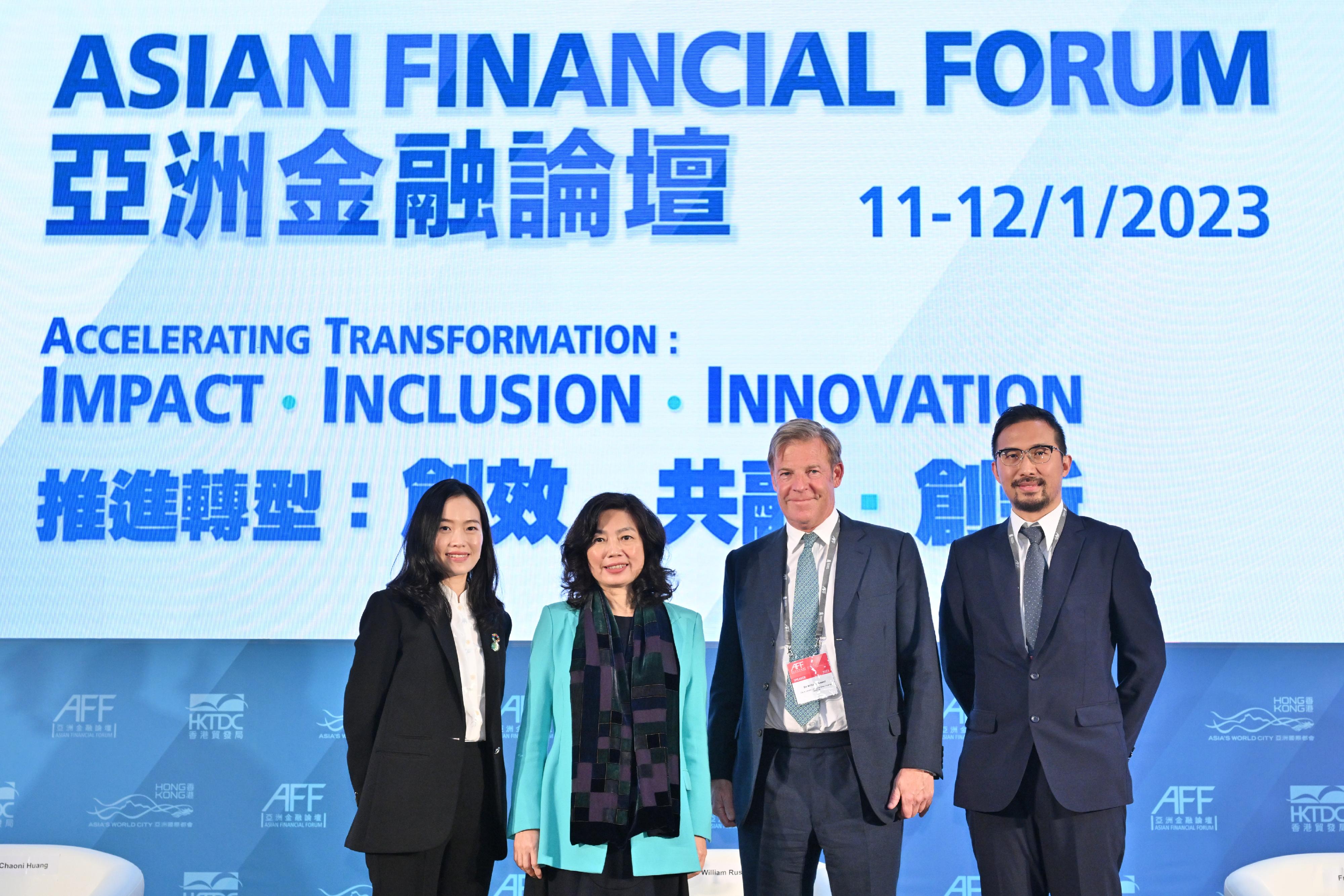 The Permanent Secretary for Financial Services and the Treasury (Financial Services), Ms Salina Yan, today (January 12) delivered welcome remarks at the Asian Financial Forum panel discussion on "Scaling Transition Finance & Carbon Markets towards A Net Zero Future". Picture shows Ms Yan (second left) taking a group photo with the former Lord Mayor, City of London and the Co-chair, UK-China Green Finance Taskforce, Sir William Russell (second right); the Managing Director and Head of Asia Pacific, Invesco Fixed Income, Invesco, Mr Freddy Wong (first right); and the Vice President and Secretary General of the Hong Kong Green Finance Association, Ms Chaoni Huang (first left).
