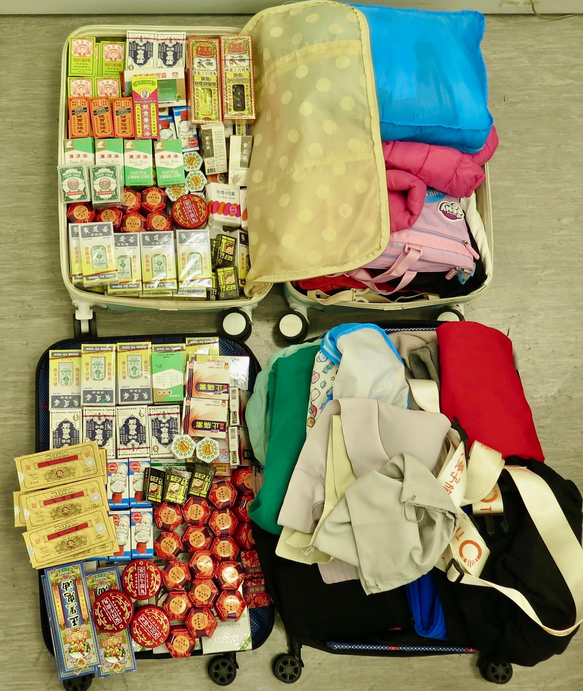 香港海關一月九日和昨日（一月十一日）在香港國際機場偵破四宗懷疑走私藥物案件，檢獲超過一萬二千粒、約四千三百八十八毫升和約一百八十六克懷疑受管制藥物，估計市值共約五十四萬元。圖示海關人員於一名出境女旅客的手提行李中檢獲的懷疑受管制藥物，包括含撲熱息痛成分的止痛退燒藥、藥油和眼藥水。
