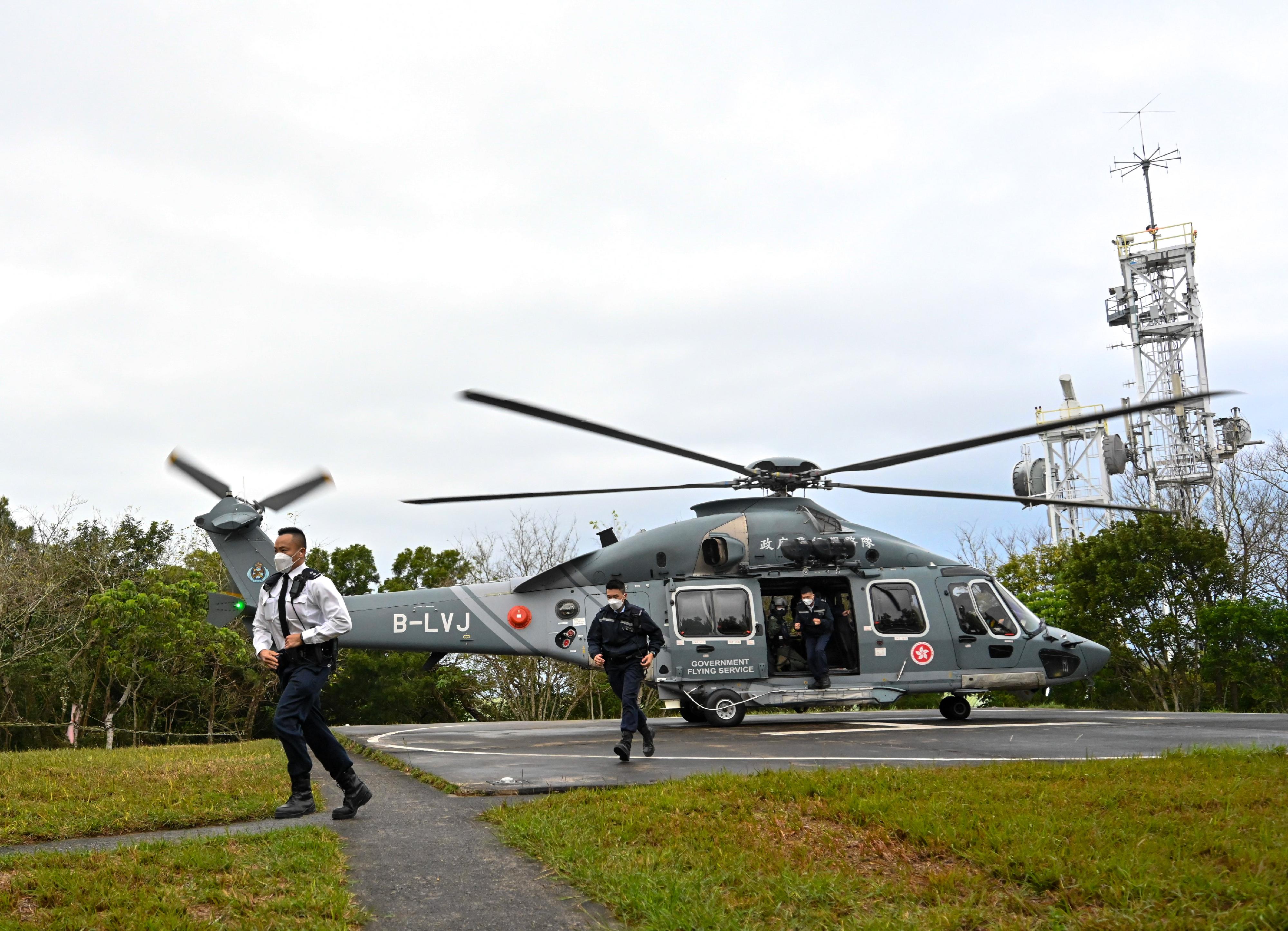 政府今日（一月十二日）進行大型跨部門演習「棋盤三」。圖示政府飛行服務隊利用直升機接載警察增援部隊到東平洲進行搜索。