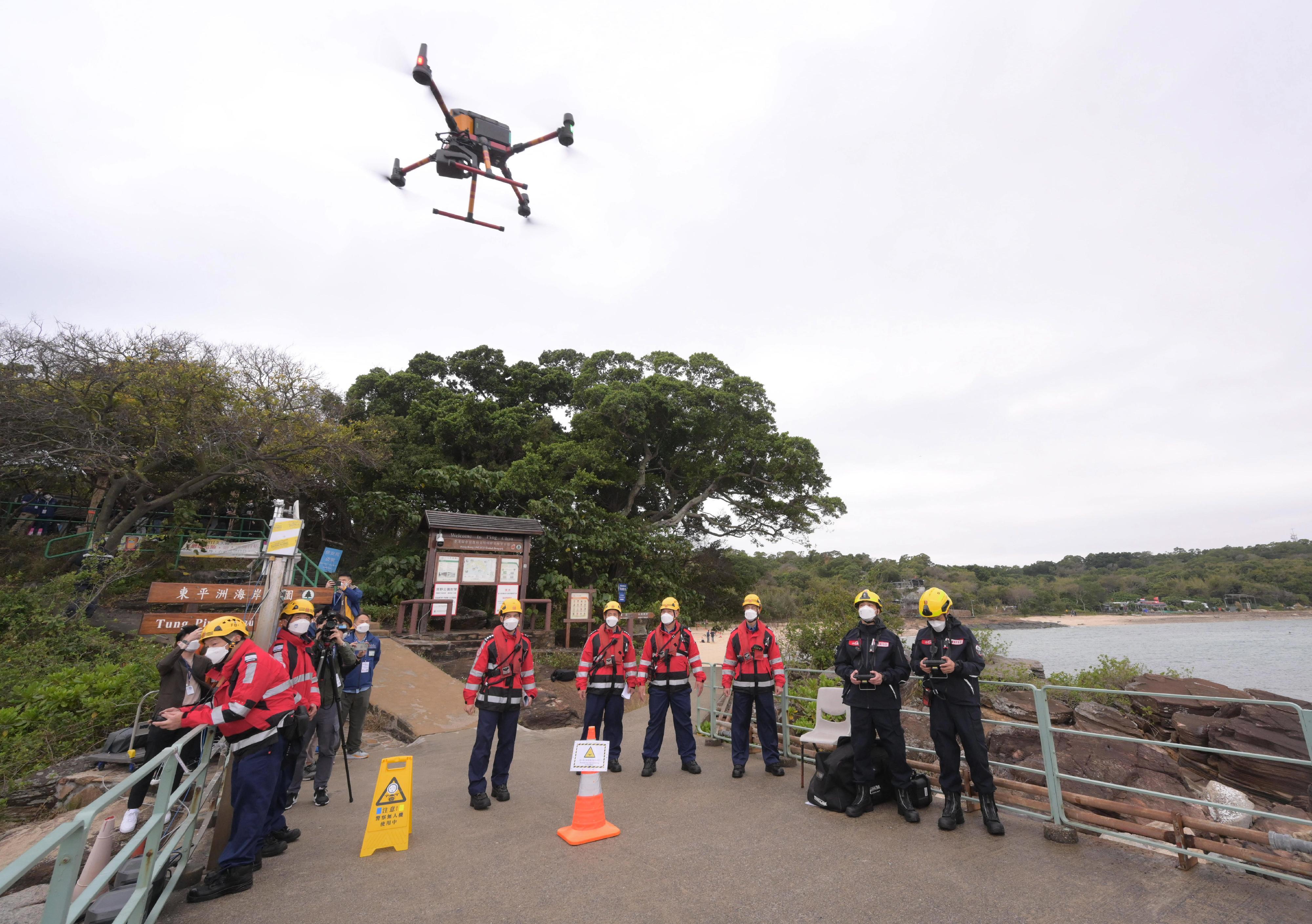 政府今日（一月十二日）進行大型跨部門演習「棋盤三」。圖示消防人員於東平洲使用無人機監測系統進行搜救。