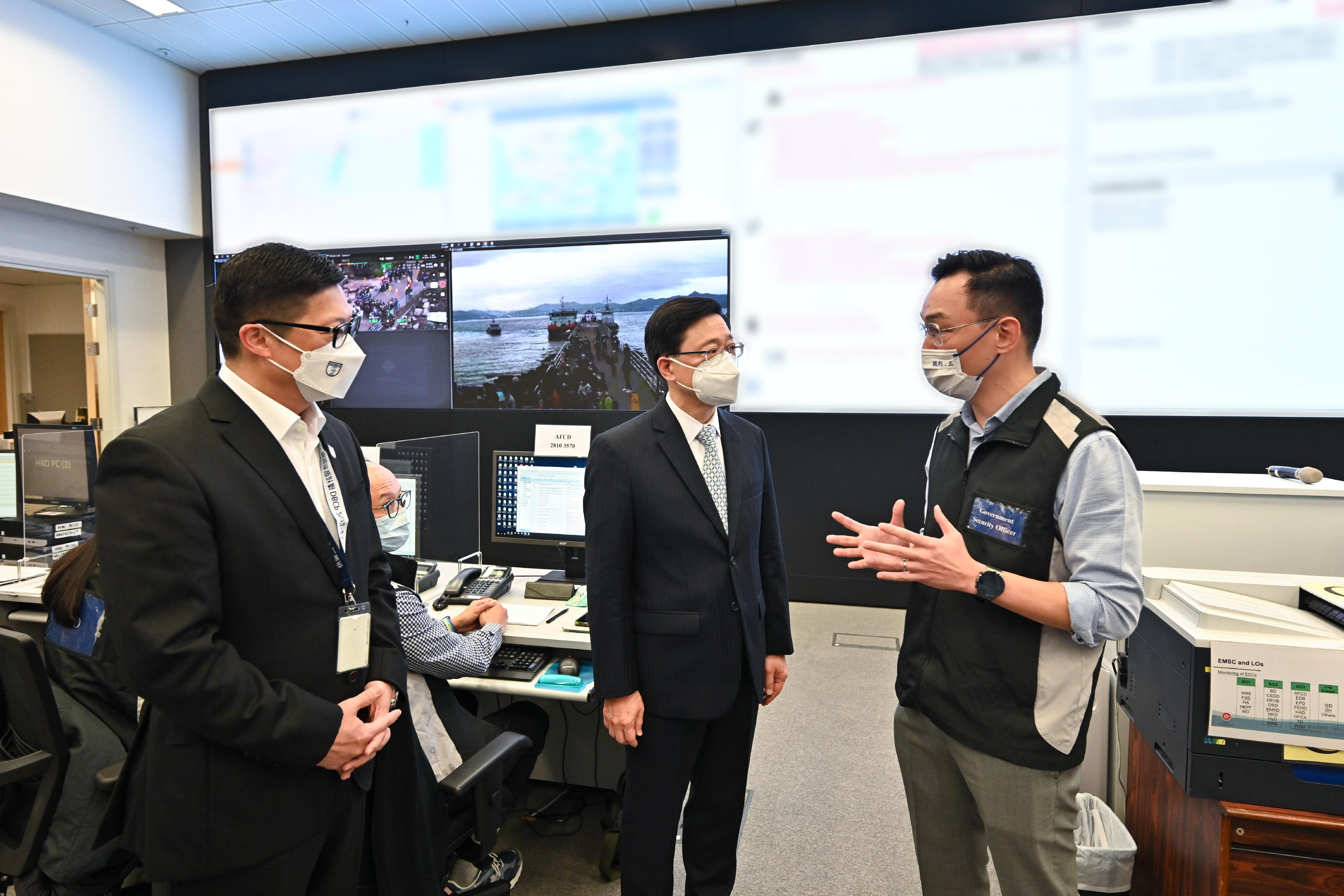 The Government conducted an inter-departmental exercise, "Checkerboard III", today (January 12). Photo shows the Chief Executive, Mr John Lee (centre), accompanied by the Secretary for Security, Mr Tang Ping-keung (left), inspecting the operation of the Emergency Monitoring and Support Centre during the exercise.