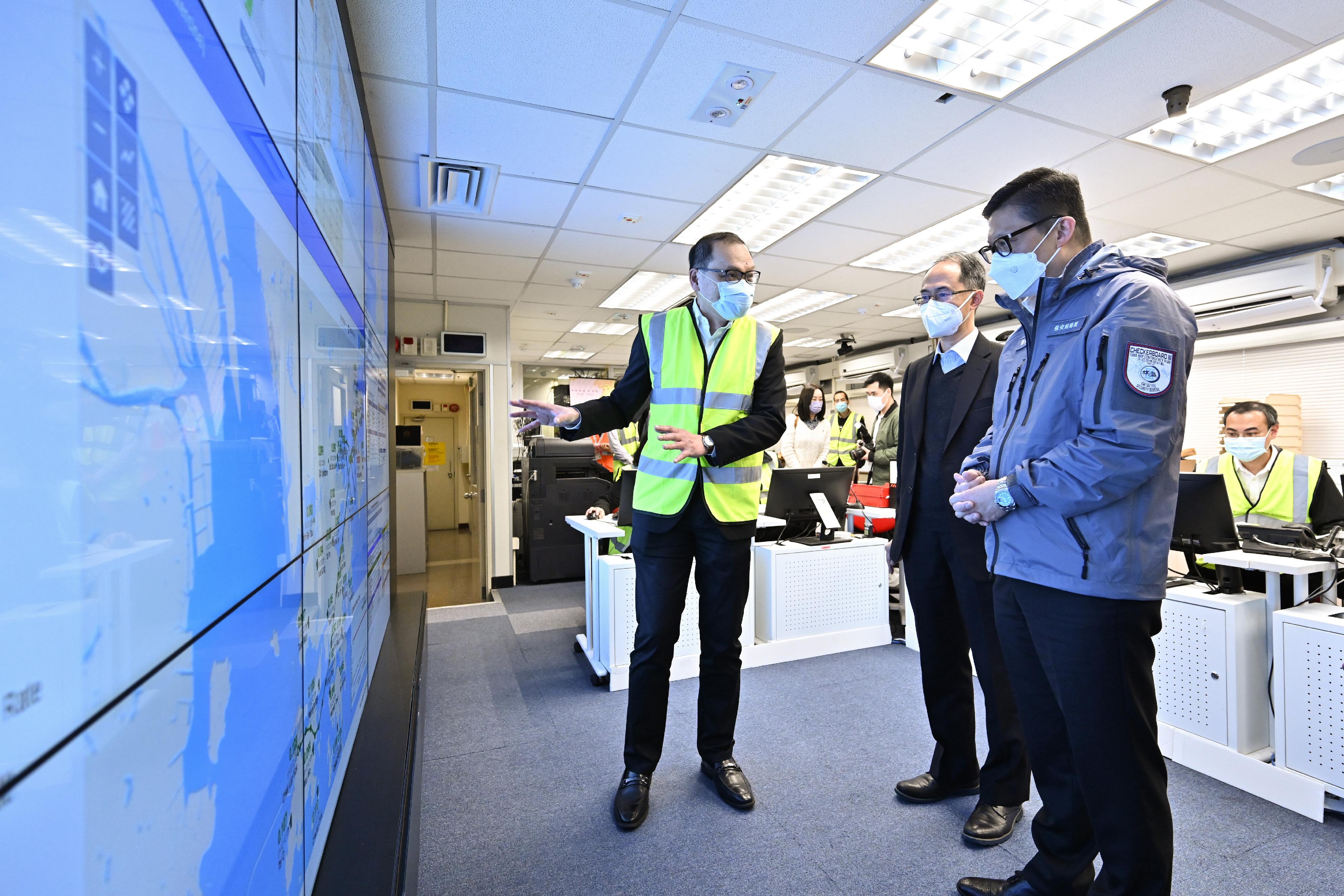 The Government conducted an inter-departmental exercise, "Checkerboard III", today (January 12). Photo shows the Secretary for Security, Mr Tang Ping-keung (right), visiting the Hong Kong Observatory headquarters to learn more about the work of radiation monitoring and data analysis.