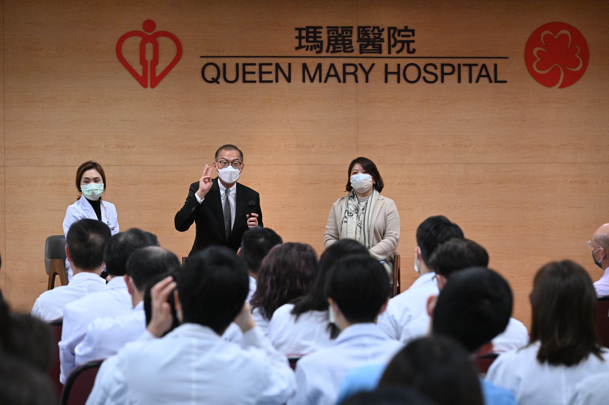 The Secretary for Health, Professor Lo Chung-mau, visited Queen Mary Hospital today (January 13). Photo shows Professor Lo (centre) and the Under Secretary for Health, Dr Libby Lee (right), exchanging views with the frontline healthcare staff. 
