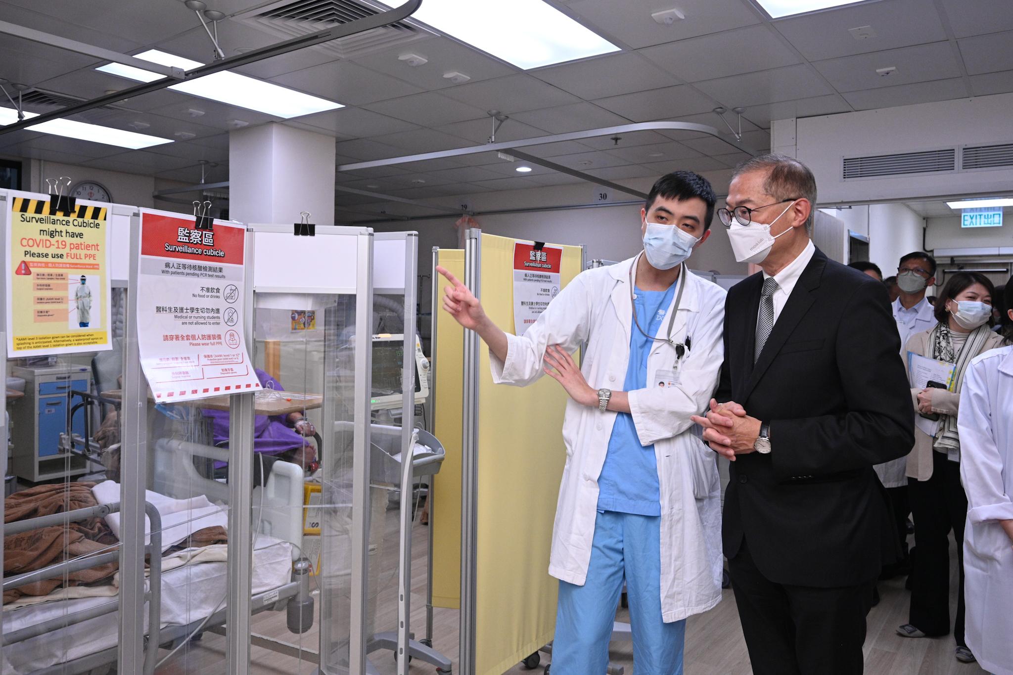 The Secretary for Health, Professor Lo Chung-mau, visited Queen Mary Hospital today (January 13). Photo shows Professor Lo (right) visiting the medicine cohort cubicle of the hospital.

