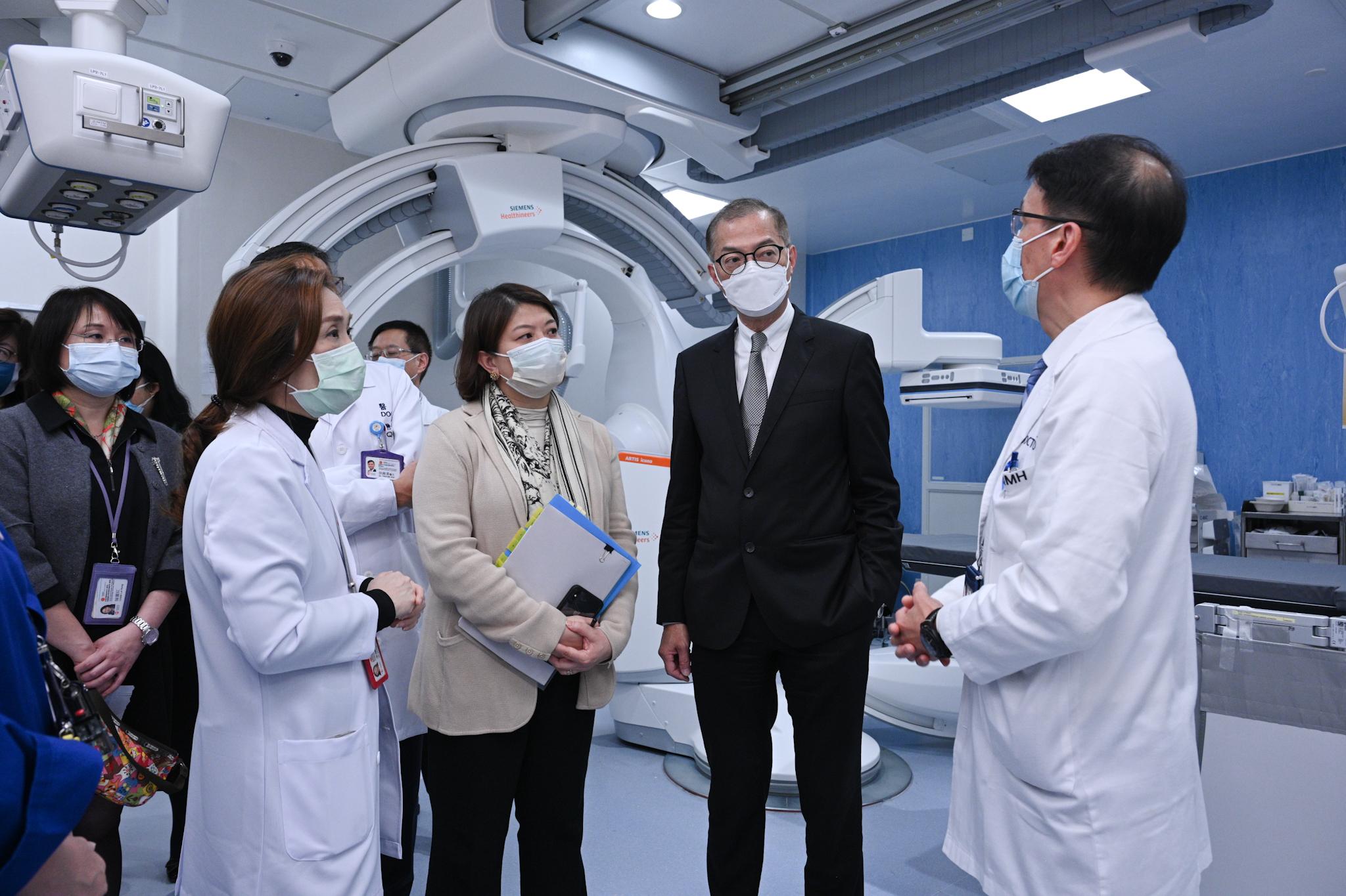 The Secretary for Health, Professor Lo Chung-mau, visited Queen Mary Hospital today (January 13). Photo shows Professor Lo (second right) and the Under Secretary for Health, Dr Libby Lee (third right), visiting the angiography suite of the hospital.