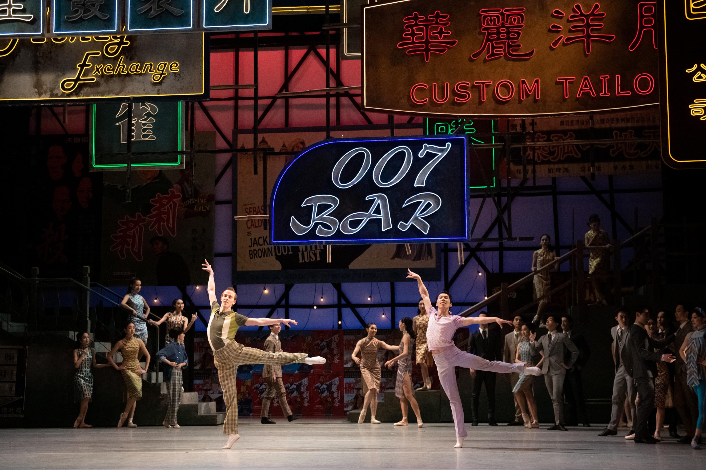 香港芭蕾舞團萬眾期待的《羅密歐＋茱麗葉》美國巡演於一月十三日（紐約時間）在紐約市中心劇場首演，現場座無虛席。該劇以一九六○年代的香港作背景，為觀眾帶來一場震撼視覺的文化盛宴。香港芭蕾舞團藝術總監衛承天巧妙改編了這部莎士比亞的經典劇作，以精彩的編舞、引人入勝的劇情、緊張刺激的功夫格鬥和華麗的長衫，生動地把「舊香港」的面貌重現觀眾眼前。
