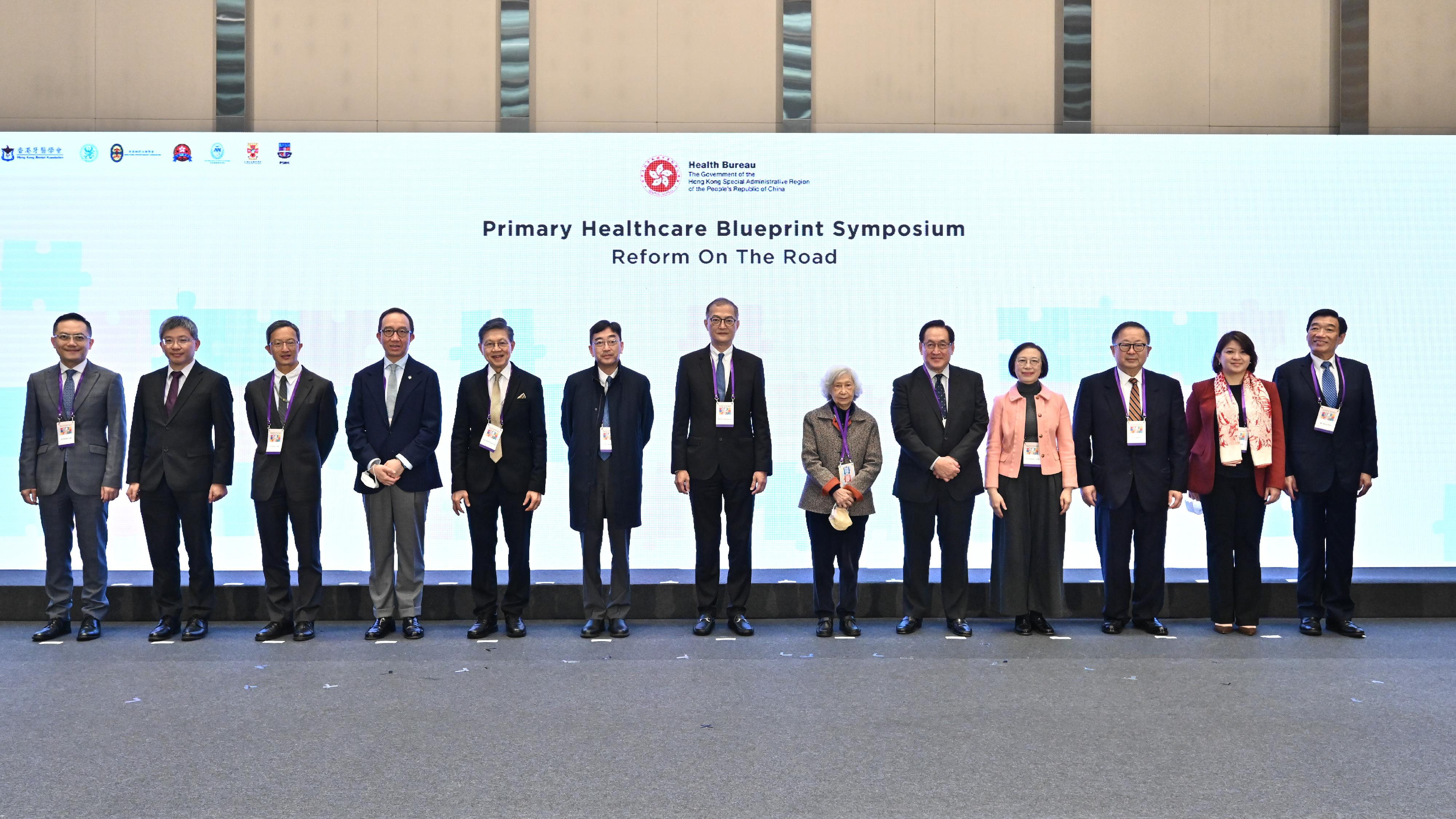 The Secretary for Health, Professor Lo Chung-mau (centre), the Permanent Secretary for Health, Mr Thomas Chan (second left), and the Under Secretary for Health, Dr Libby Lee (second right), join a group photo with guests at the Primary Healthcare Blueprint Symposium today (January 15). The guests are Honorary University Fellow of the University of Hong Kong, Professor Rosie Young (sixth right); Non-official Member of the Executive Council and former Secretary for Food and Health (SFH), Dr Ko Wing-man (sixth left); former SFHs, Dr Yeoh Eng-kiong (fifth left); Dr York Chow (fifth right); and Professor Sophia Chan (fourth right); Legislative Council Member, Dr David Lam (third left); Convenors of the Steering Committee on Primary Healthcare Development, Professor Gabriel Leung (fourth left) and Dr Donald Li (third right); the Director of Health, Dr Ronald Lam (first left); and the Chairman of the Hospital Authority, Mr Henry Fan (first right).