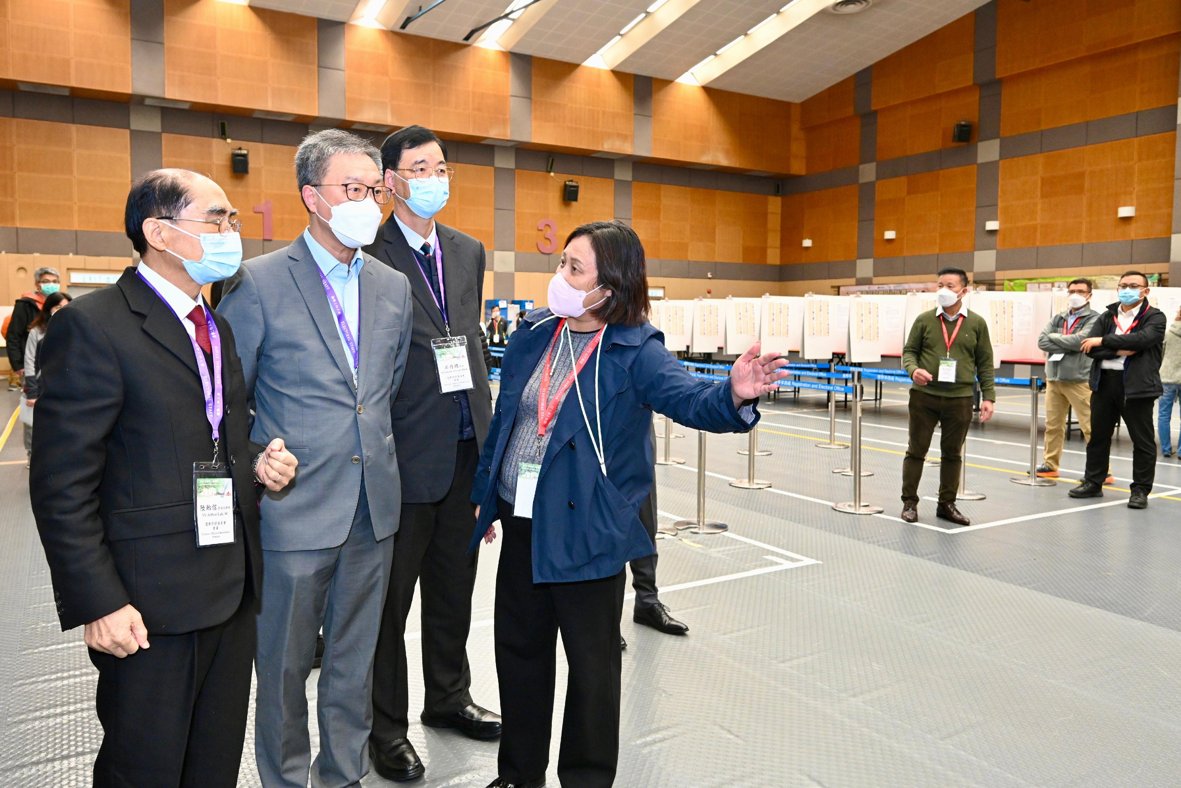 The Chairman of the Electoral Affairs Commission (EAC), Mr Justice David Lok (second left), EAC members Mr Arthur Luk, SC (first left), and Professor Daniel Shek (third left) today (January 15) visited the polling station of the Kaifong Representative Election in the 2023 Rural Ordinary Election at Cheung Chau Sports Centre and were briefed by the polling staff on the operation of the polling station.