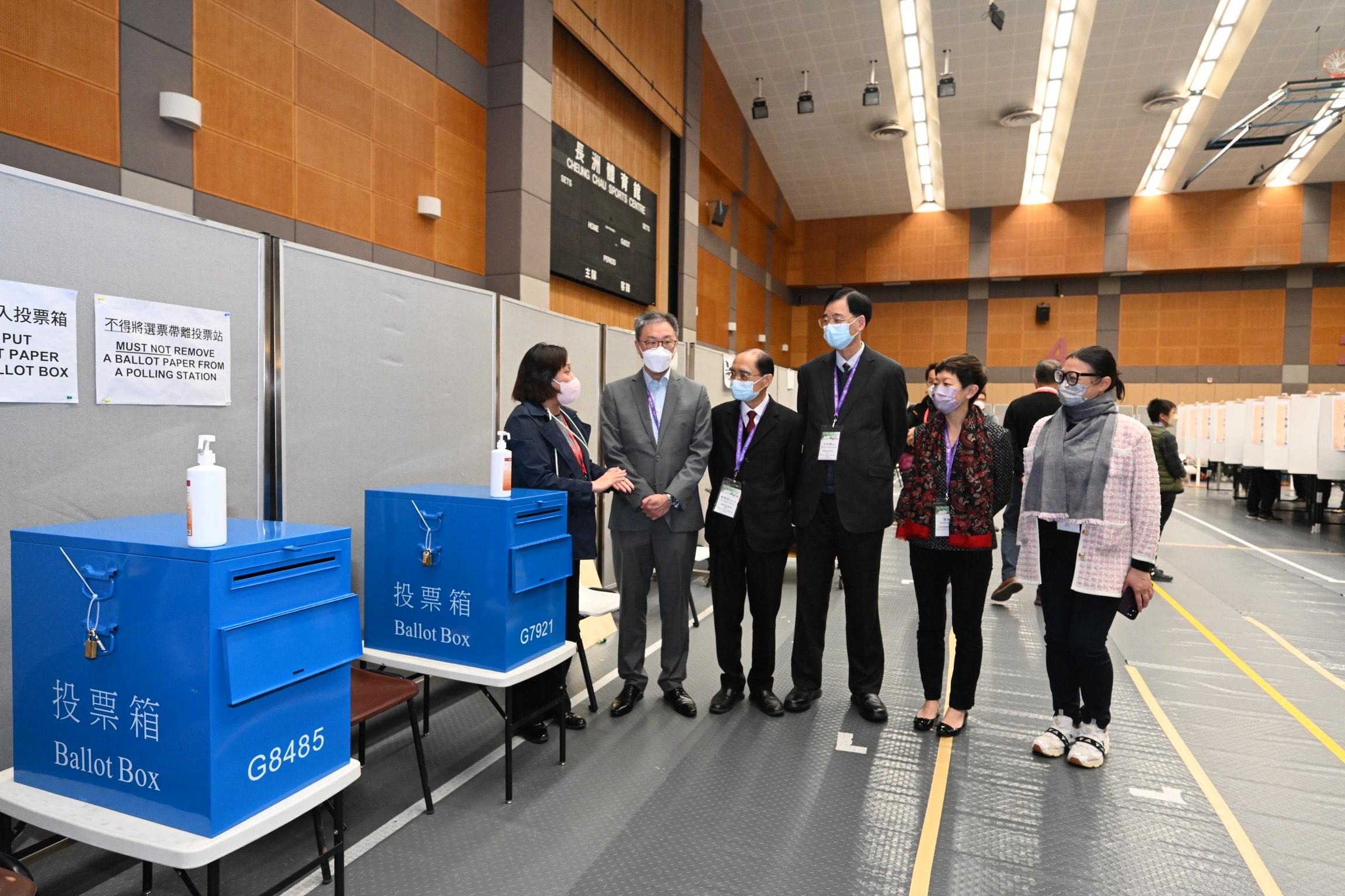 The Chairman of the Electoral Affairs Commission (EAC), Mr Justice David Lok (second left), EAC members Mr Arthur Luk, SC (third left), and Professor Daniel Shek (third right) today (January 15) visited the polling station of the Kaifong Representative Election in the 2023 Rural Ordinary Election at Cheung Chau Sports Centre to inspect the operation of the polling station. Also present were Deputy Director of Home Affairs Ms Eureka Cheung (second right) and the District Officer (Islands), Miss Amy Yeung (first right).